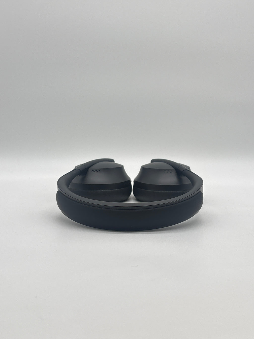 Bose Noise Cancelling Headphones 700 –  Black Used