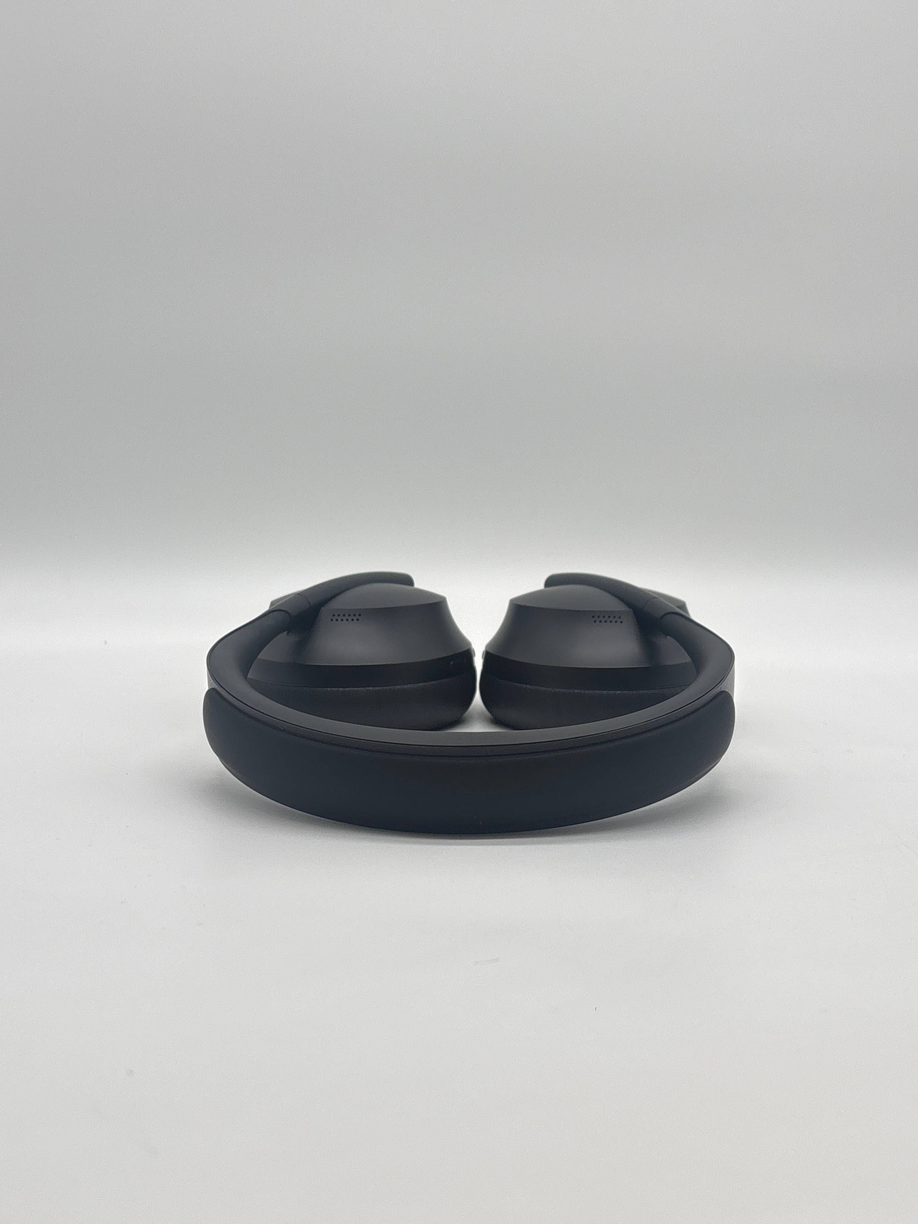 Bose Noise Cancelling Headphones 700 –  Black Used