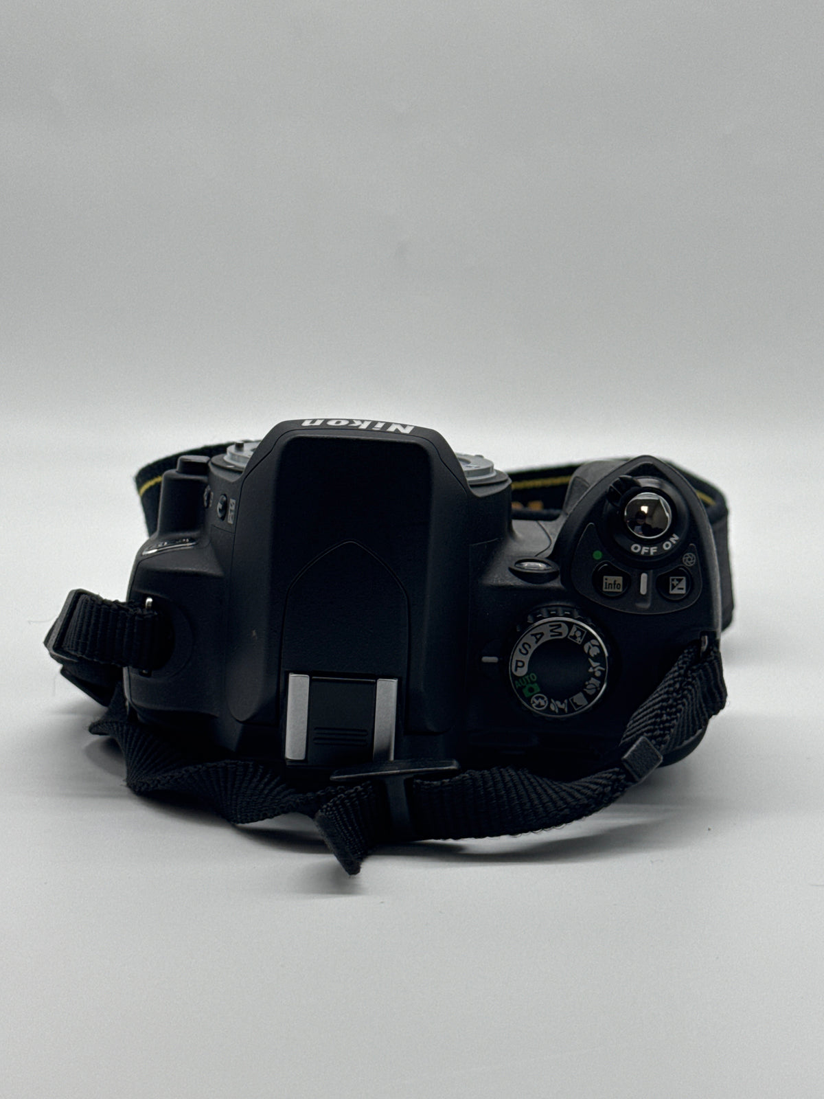 Nikon D40 DSLR Camera w/ Nikkor 18-55mm Lens Black - Used