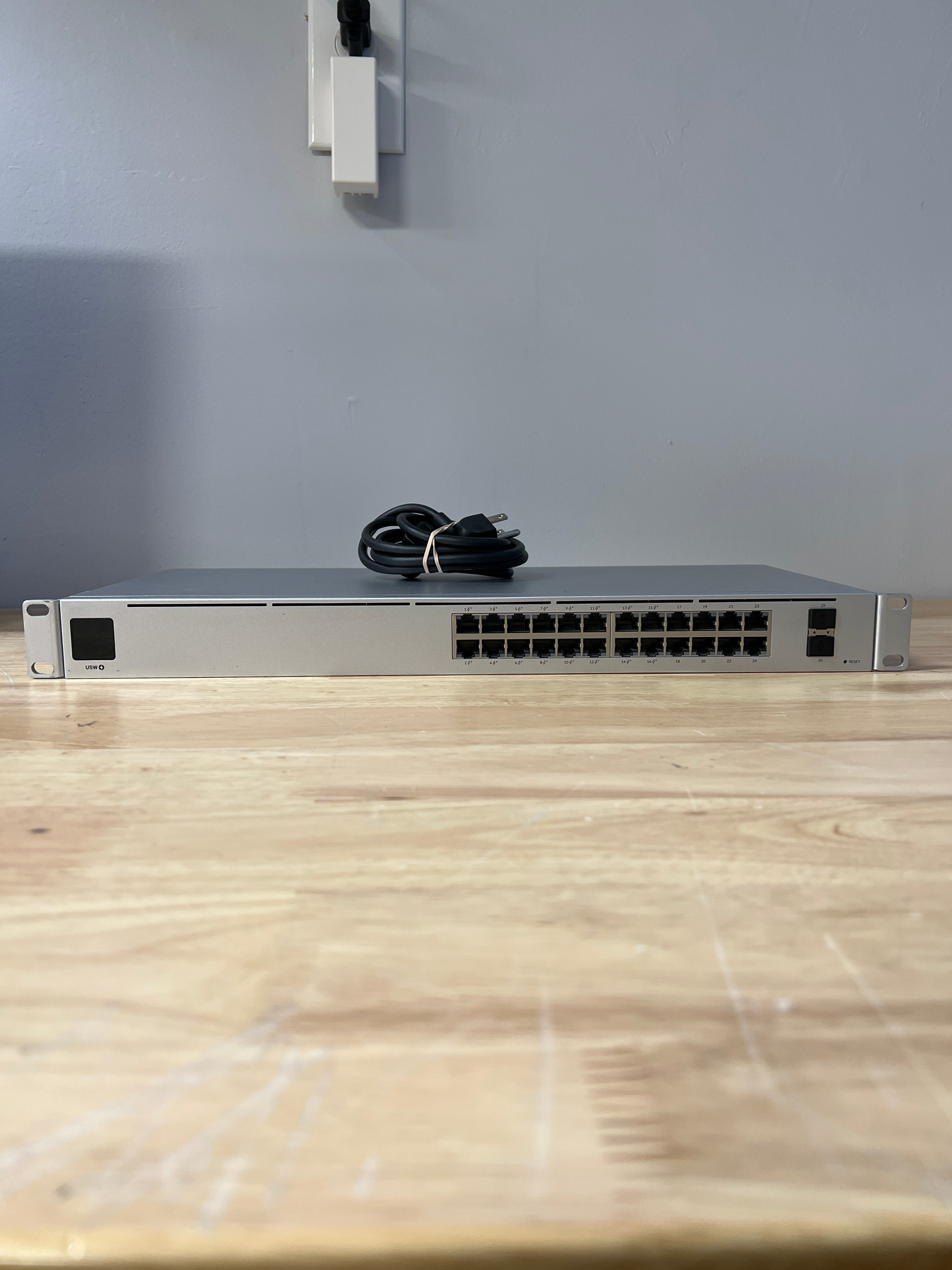 Ubiquiti UniFi USW-24-PoE Network Switch 24 Ports Managed Ethernet Silver Used