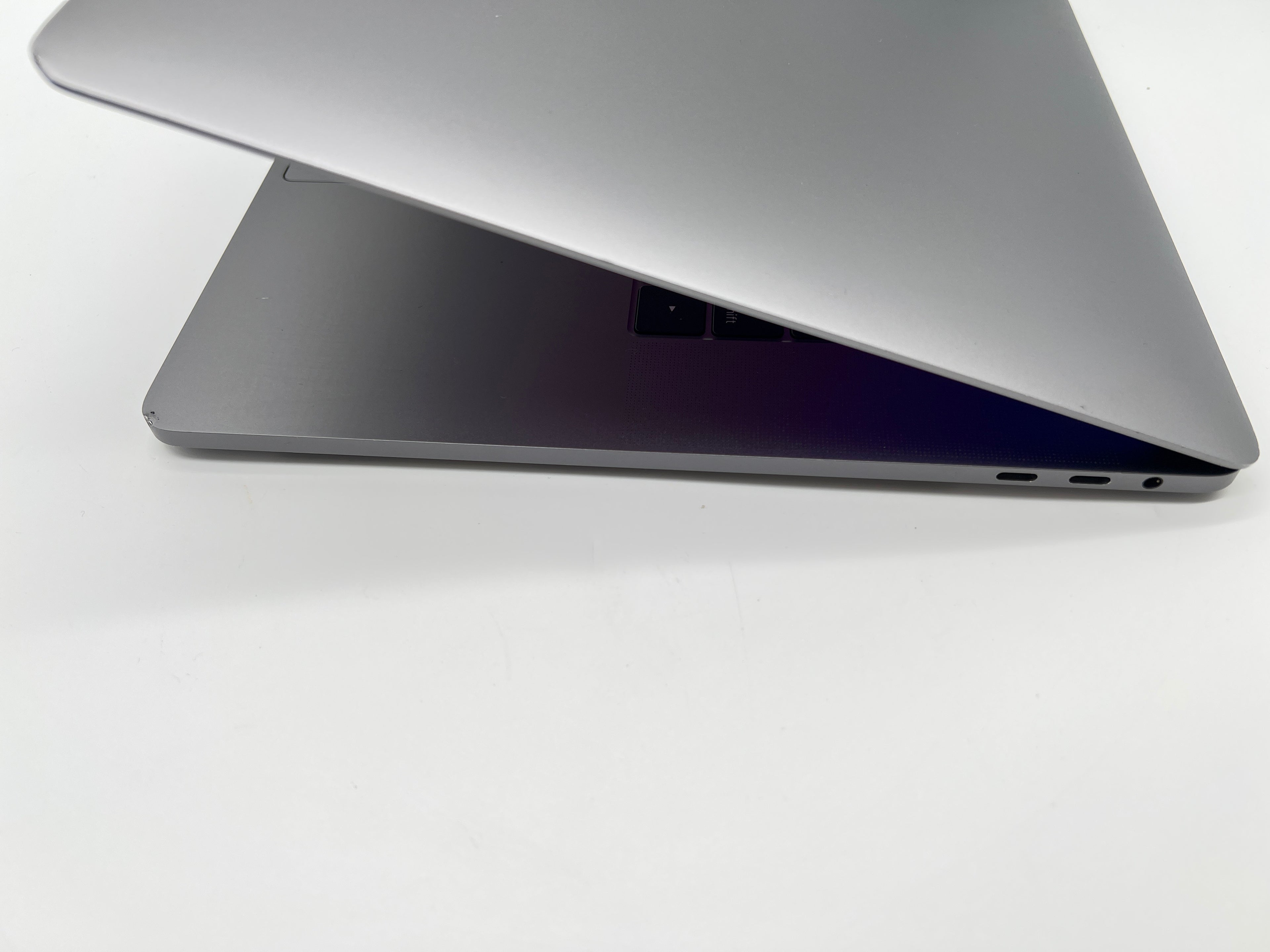Apple MacBook Pro 15" A1707 2016 Intel i7 2.6GHz 16GB 256GB Space Gray Used
