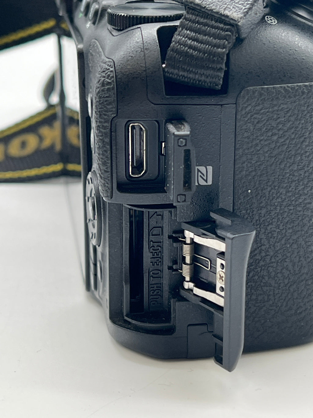 Nikon D5600 Digital SLR Camera Black 24.2 MP With Lens - Used