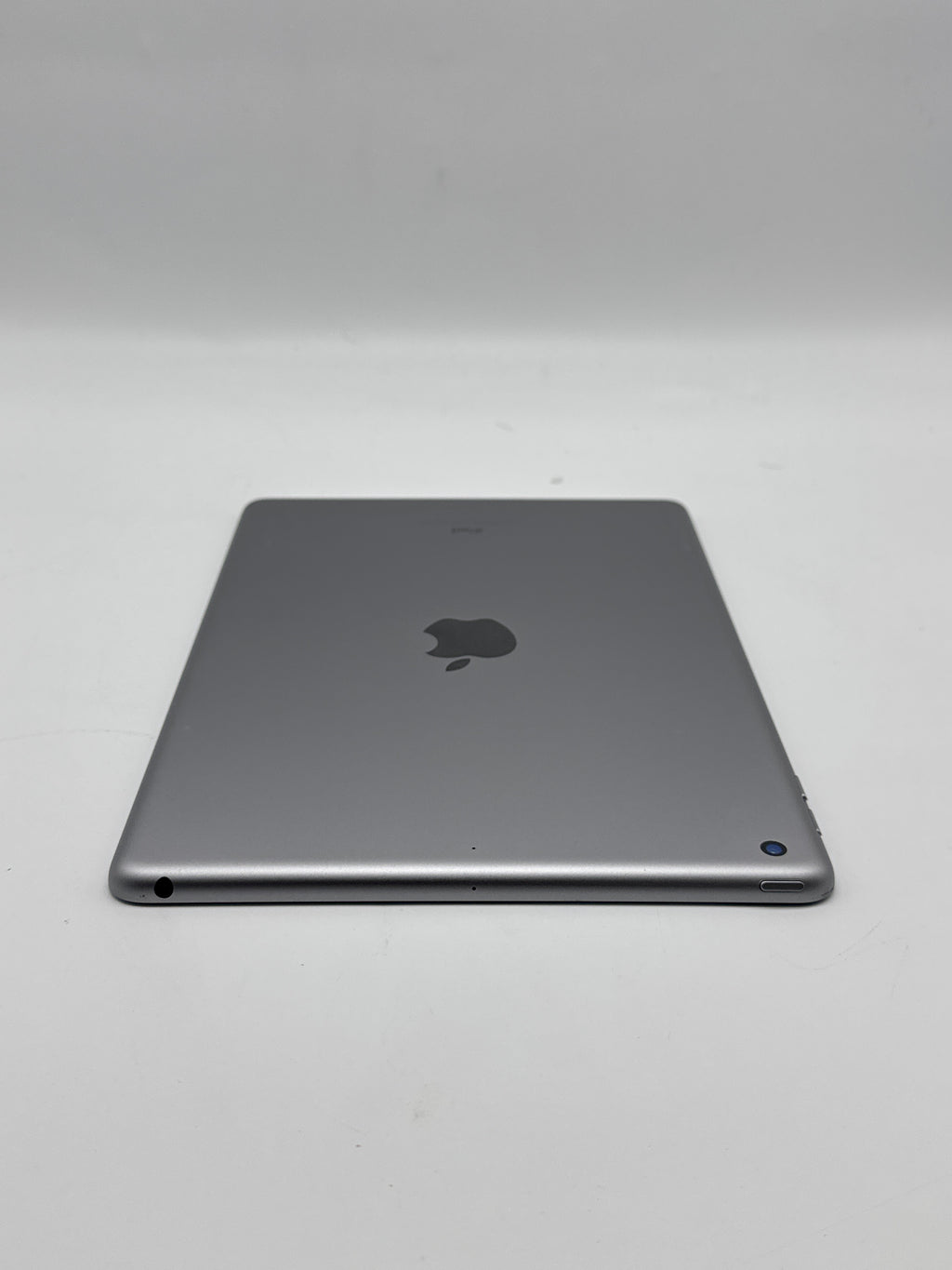 Apple iPad 6th Gen 9.7" 32GB Space Gray Wi-Fi - Screen Cracked, Read