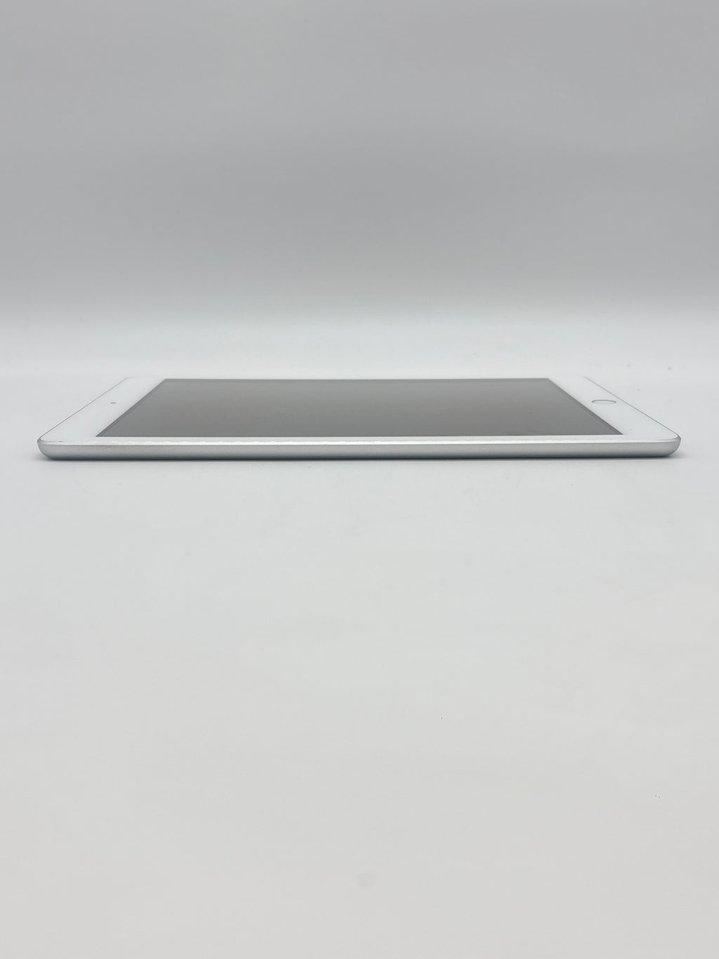 Apple iPad 5th Gen A1822 9.7 in 128 GB Silver Wi-Fi Unlocked Used