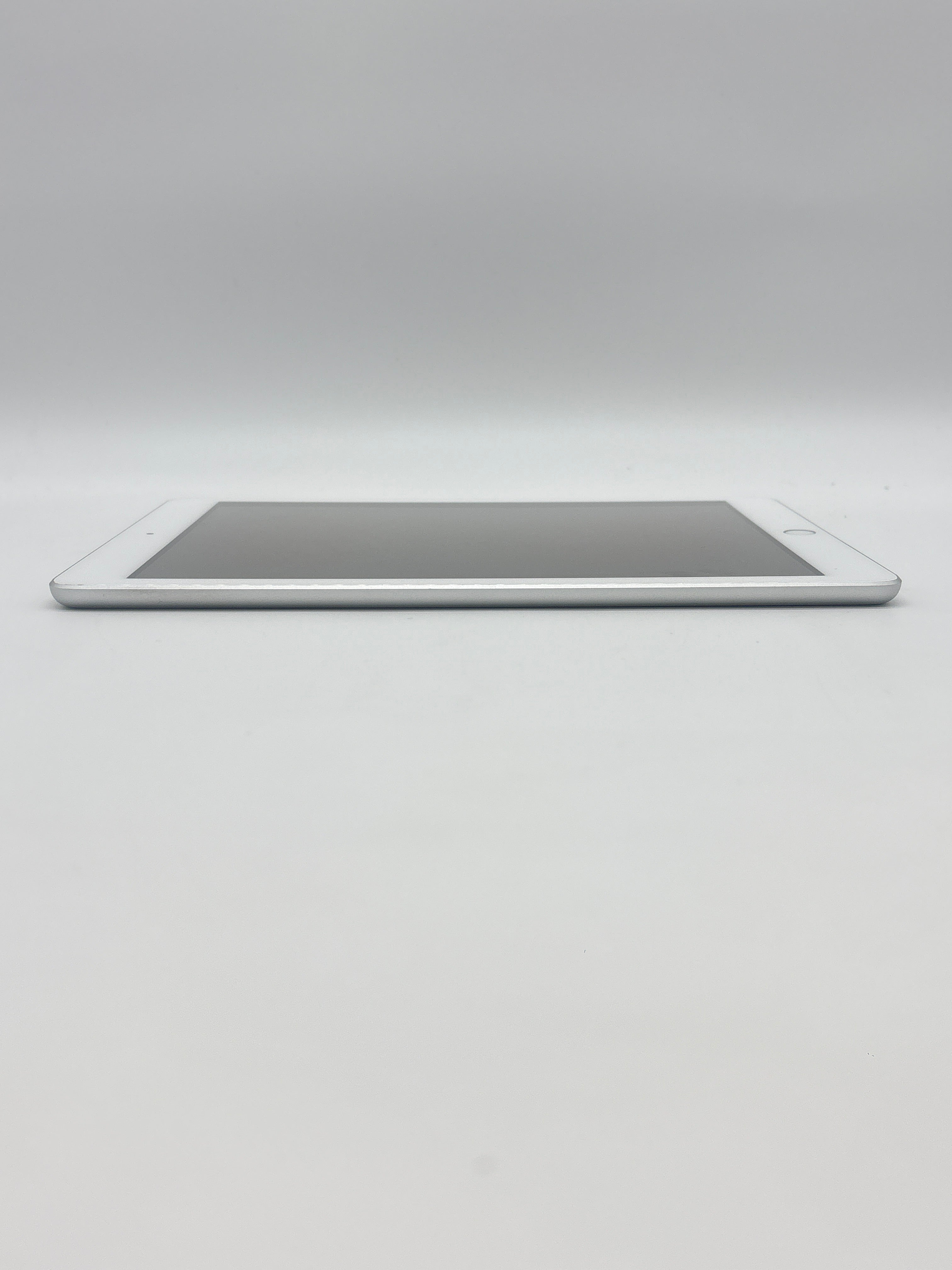 Apple iPad 5th Gen A1822 9.7 in 128 GB Silver Wi-Fi Unlocked Used