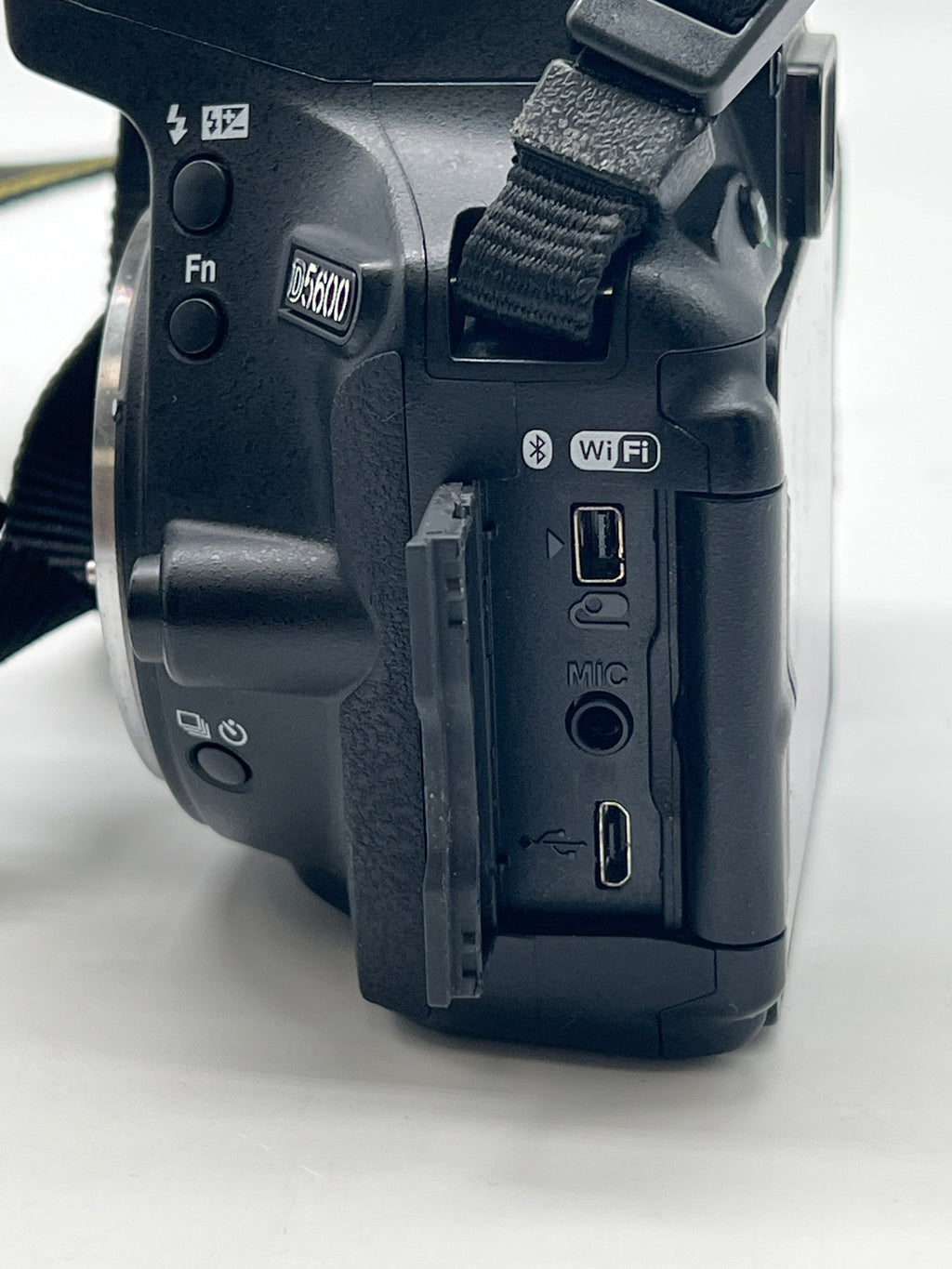 Nikon D5600 Digital SLR Camera Black 24.2 MP With Lens - Used