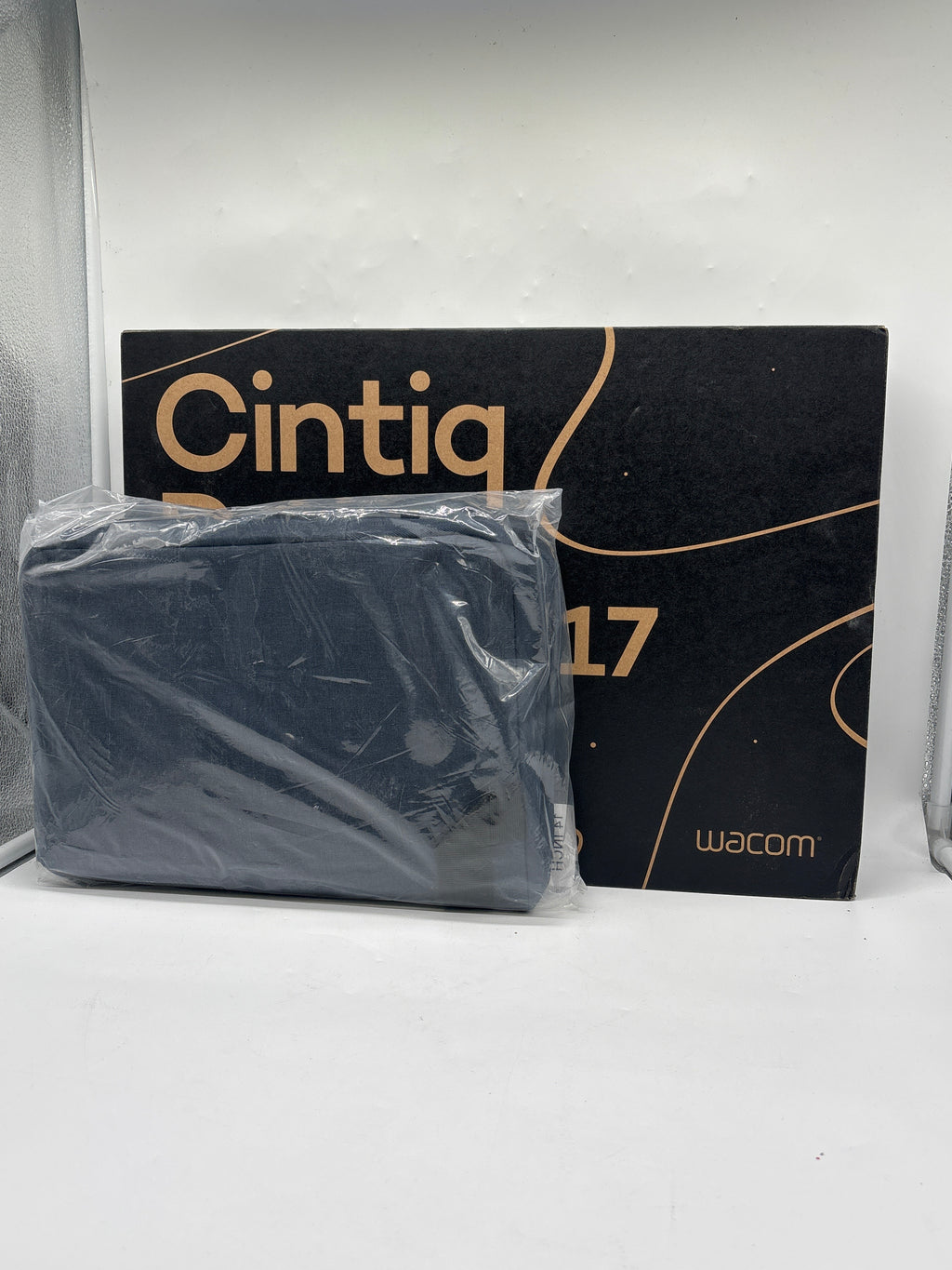 Wacom Cintiq Pro 17 DTH172 17.3in 4K Pen Display Black - New