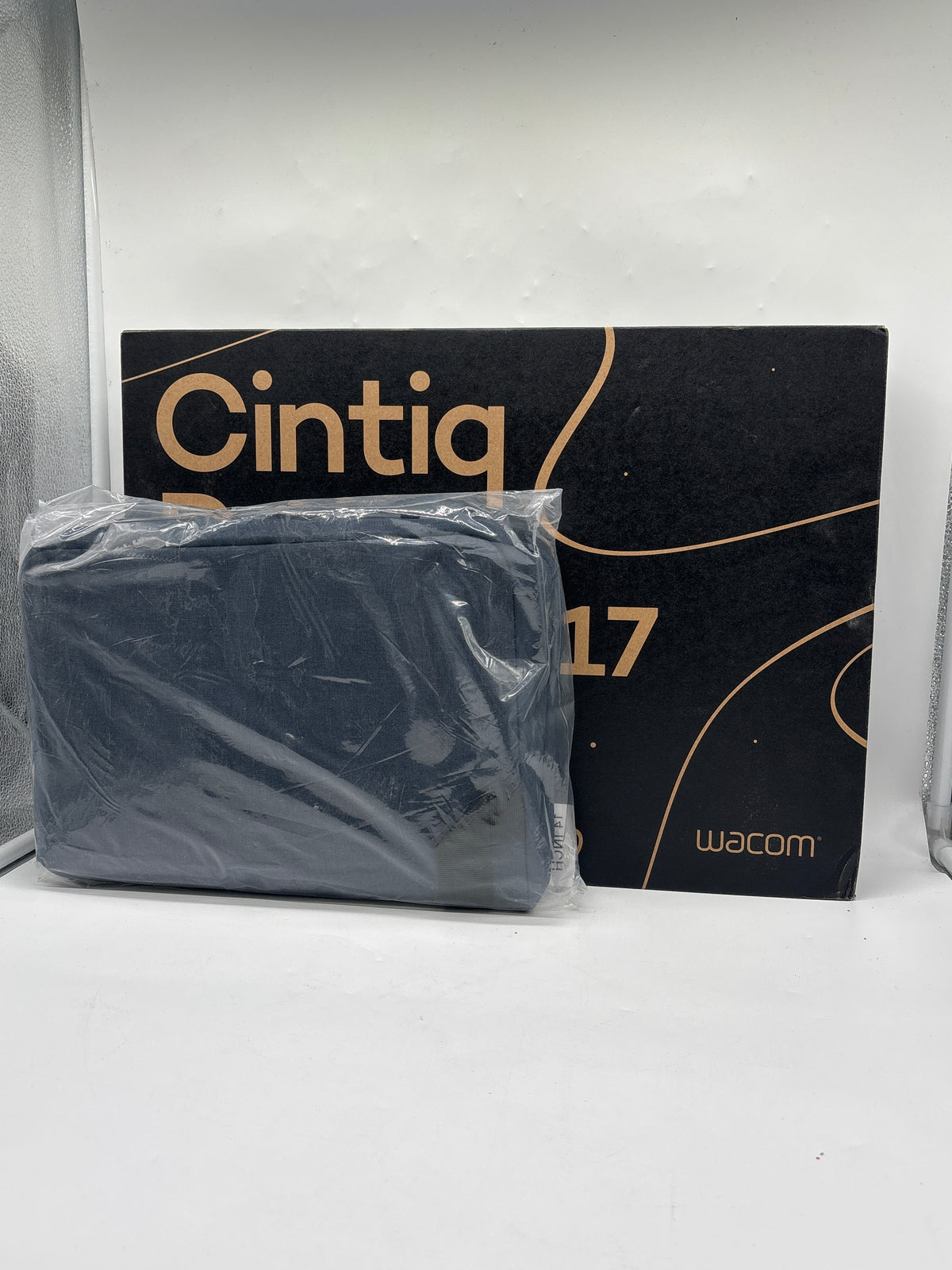 Wacom Cintiq Pro 17 DTH172 17.3in 4K Pen Display Black - New