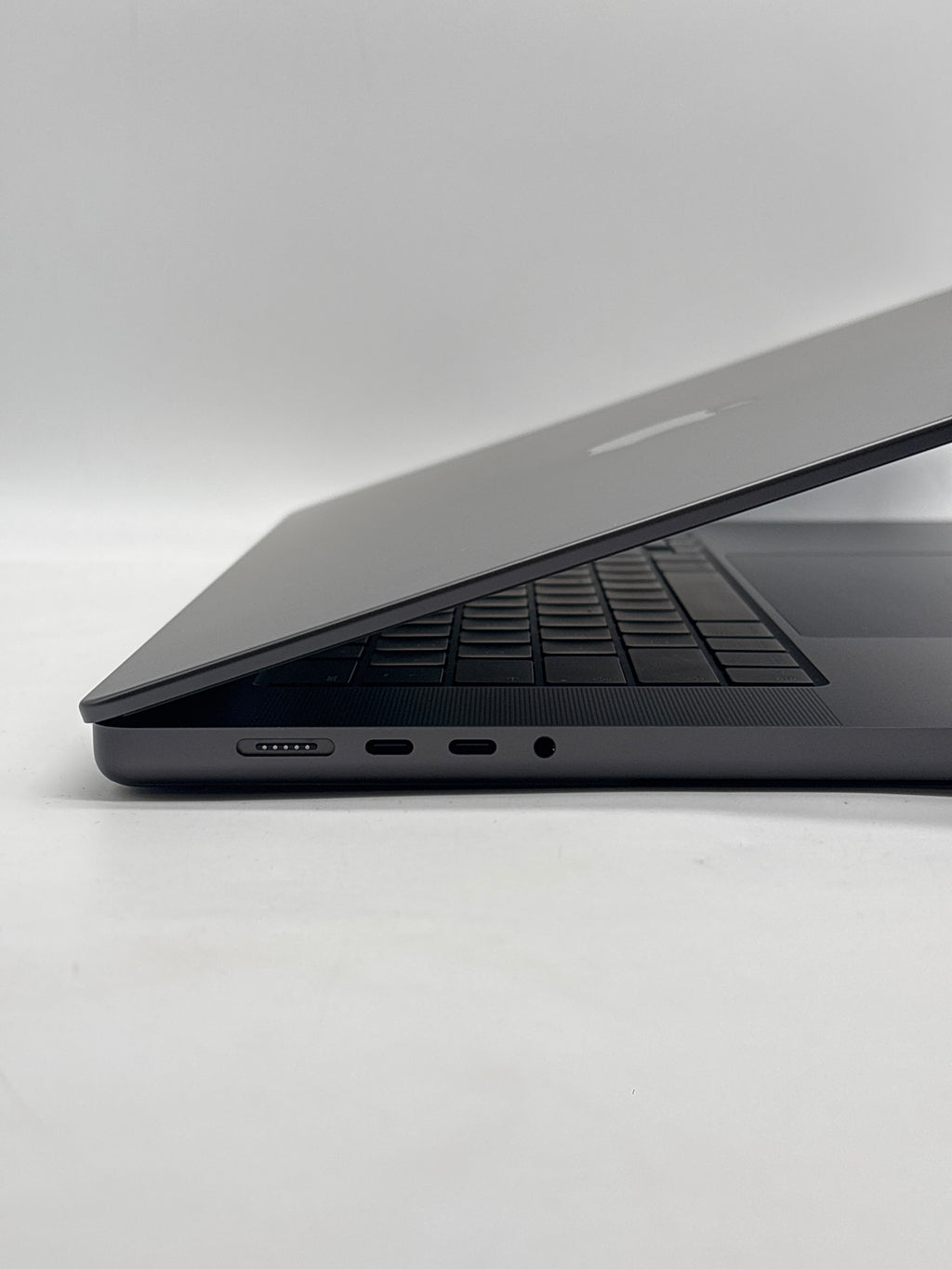 Apple MacBook Pro 16" M5 Max 18-Core CPU 40-Core GPU 128GB RAM 4TB SSD