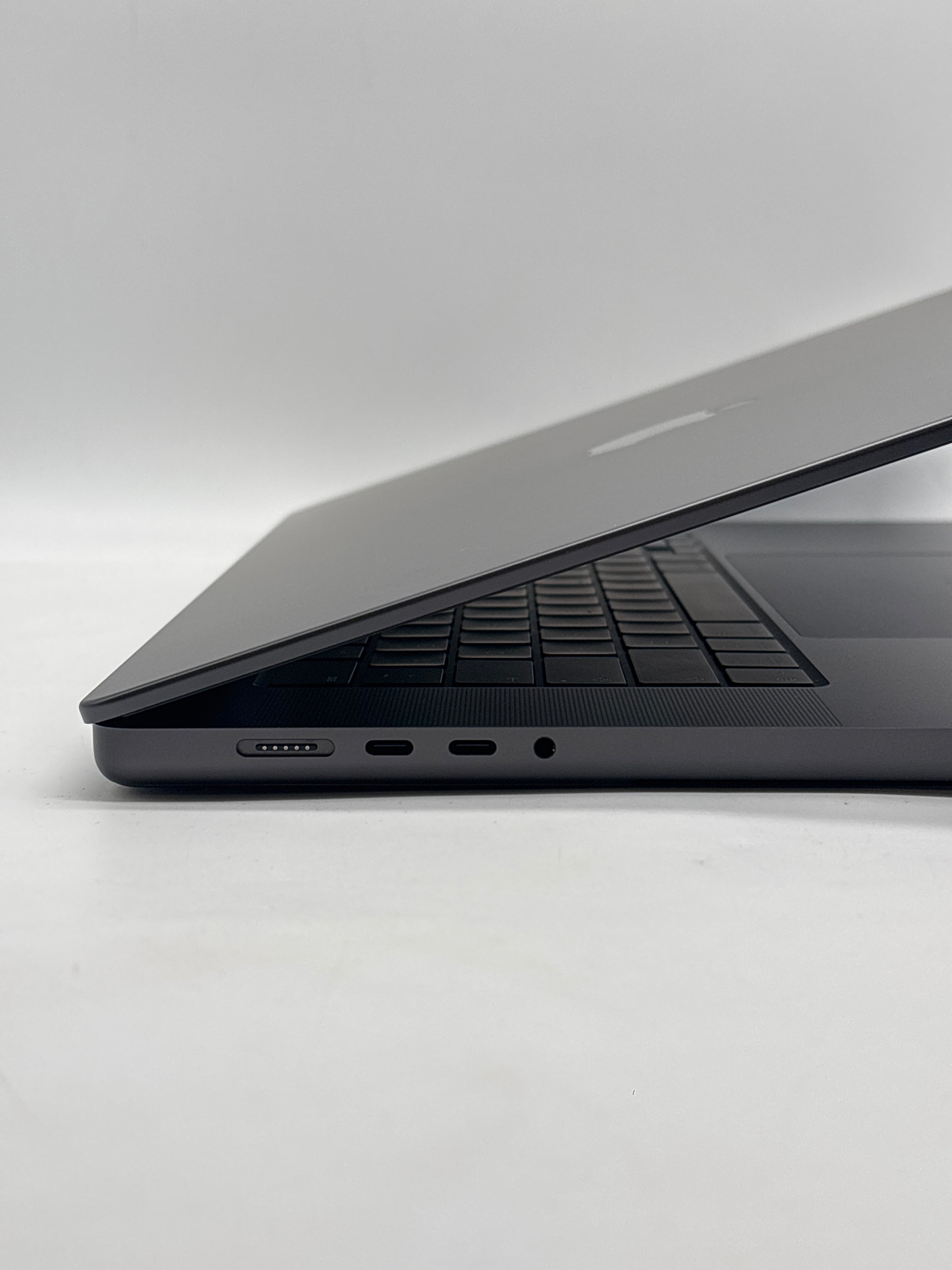 Apple MacBook Pro 16" M5 Max 18-Core CPU 40-Core GPU 128GB RAM 4TB SSD