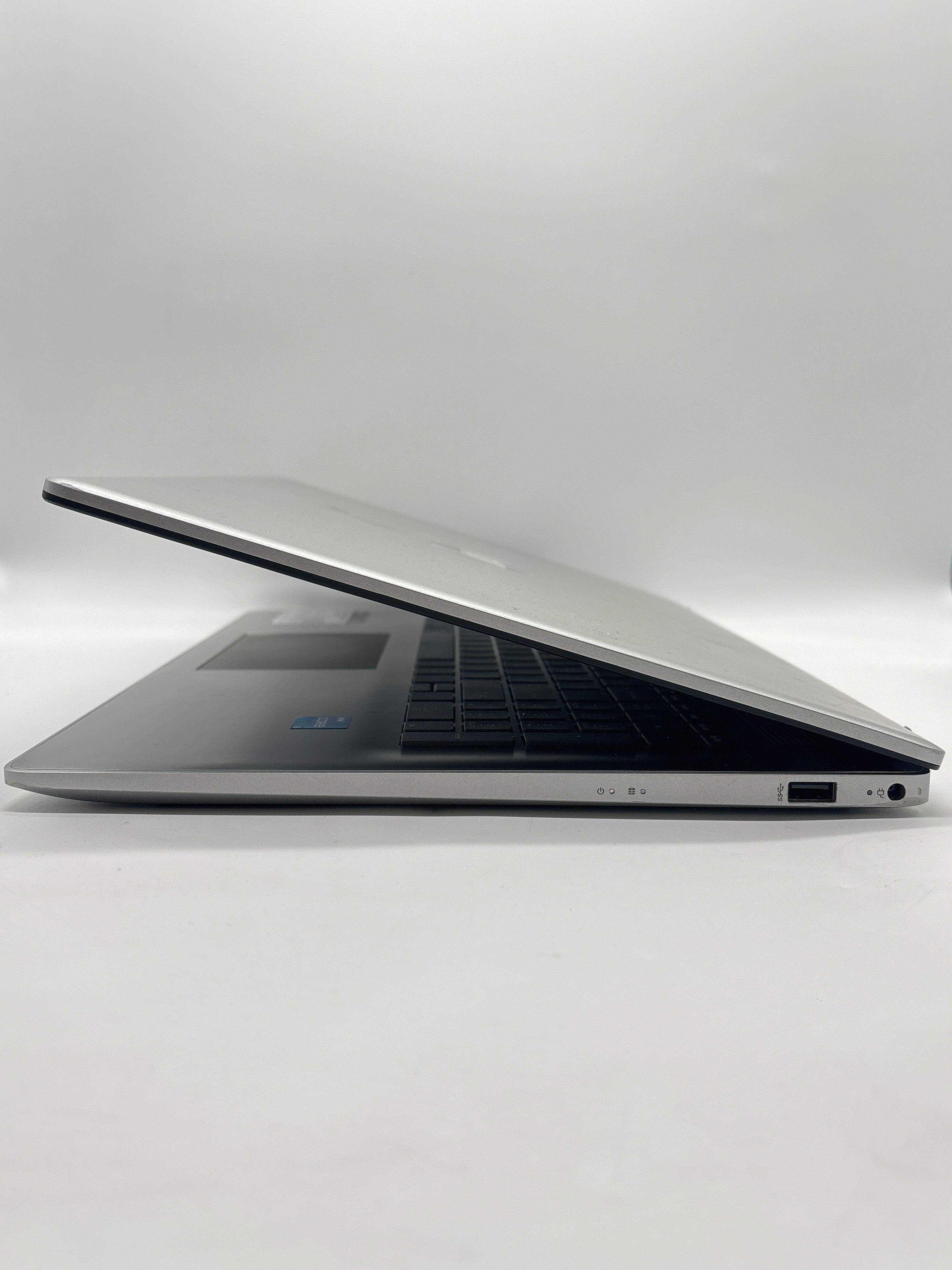HP 17-cn2083dx i3-1215U 8GB RAM 256 GB SSD