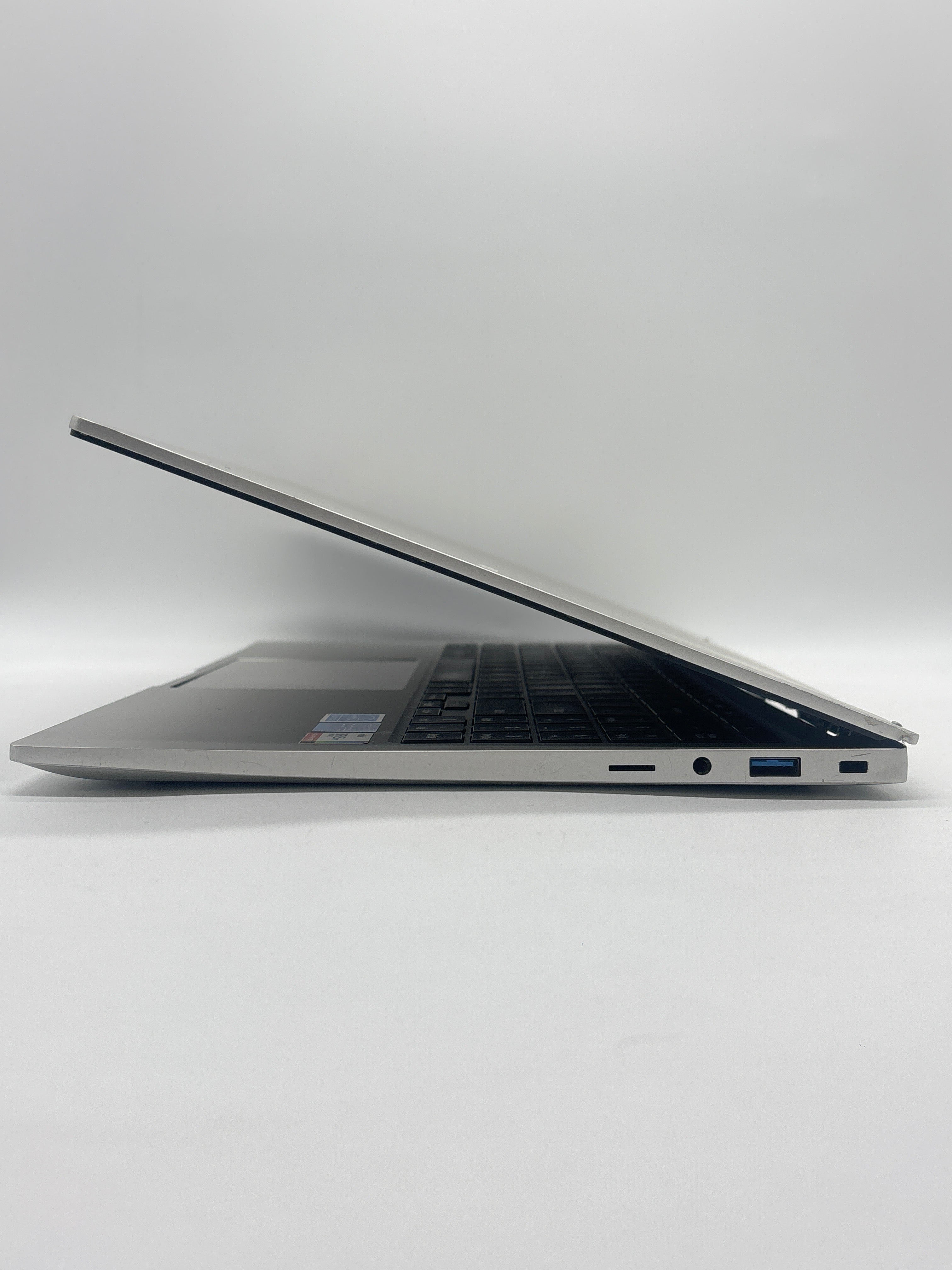 Samsung np750tda i5-1135g7 8GB RAM 256GB SSD - For parts (Read DESC)