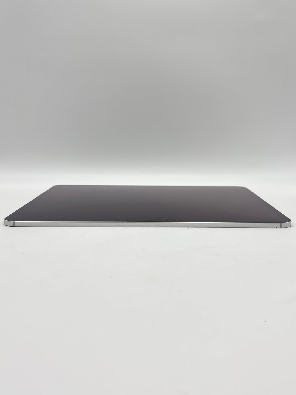 Apple iPad Pro 13" M5 ME7X4LL/A 256GB Silver Wi-Fi + 5G - Unlocked (Cycle Count 2)