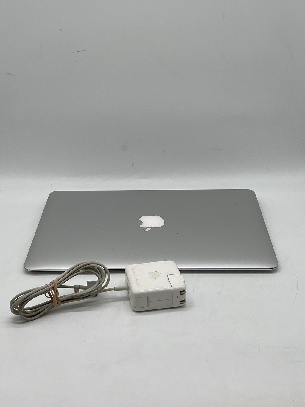 MacBook Air A1466  i5 4GB RAM 128GB SSD - For Parts (Bad Battery)