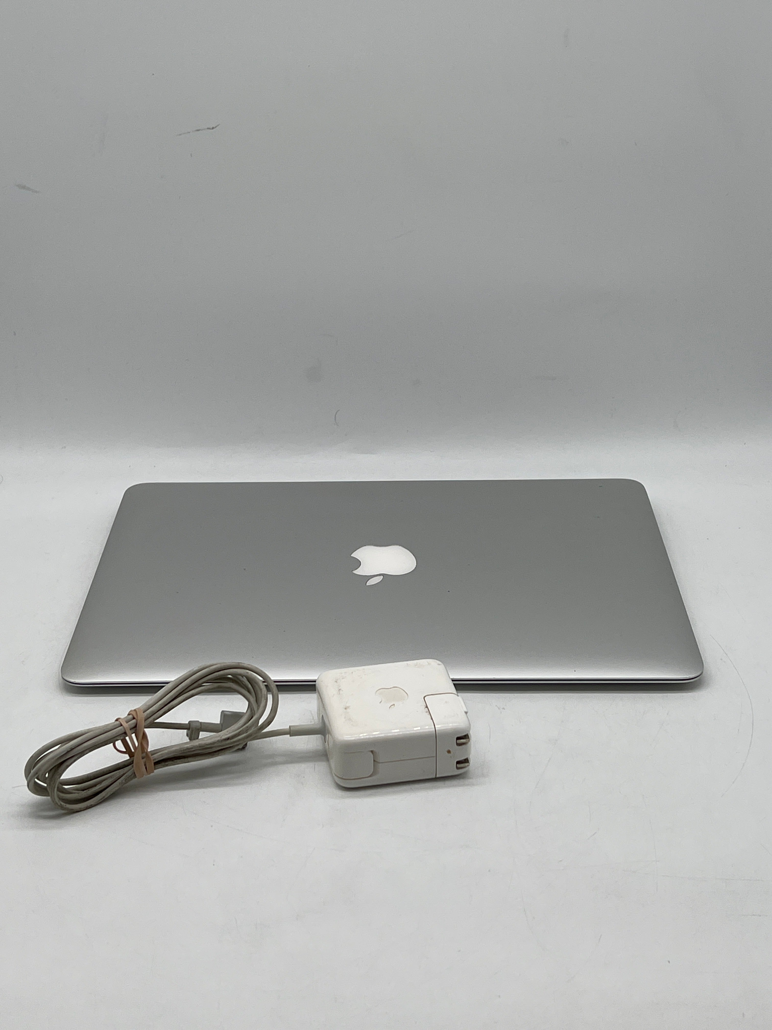 MacBook Air A1466  i5 4GB RAM 128GB SSD - For Parts (Bad Battery)