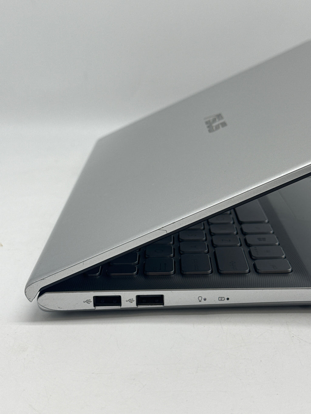 ASUS VIVOBOOK x512d  Ryzen 7 3700u 12GB RAM 512GB SSD Windows 11