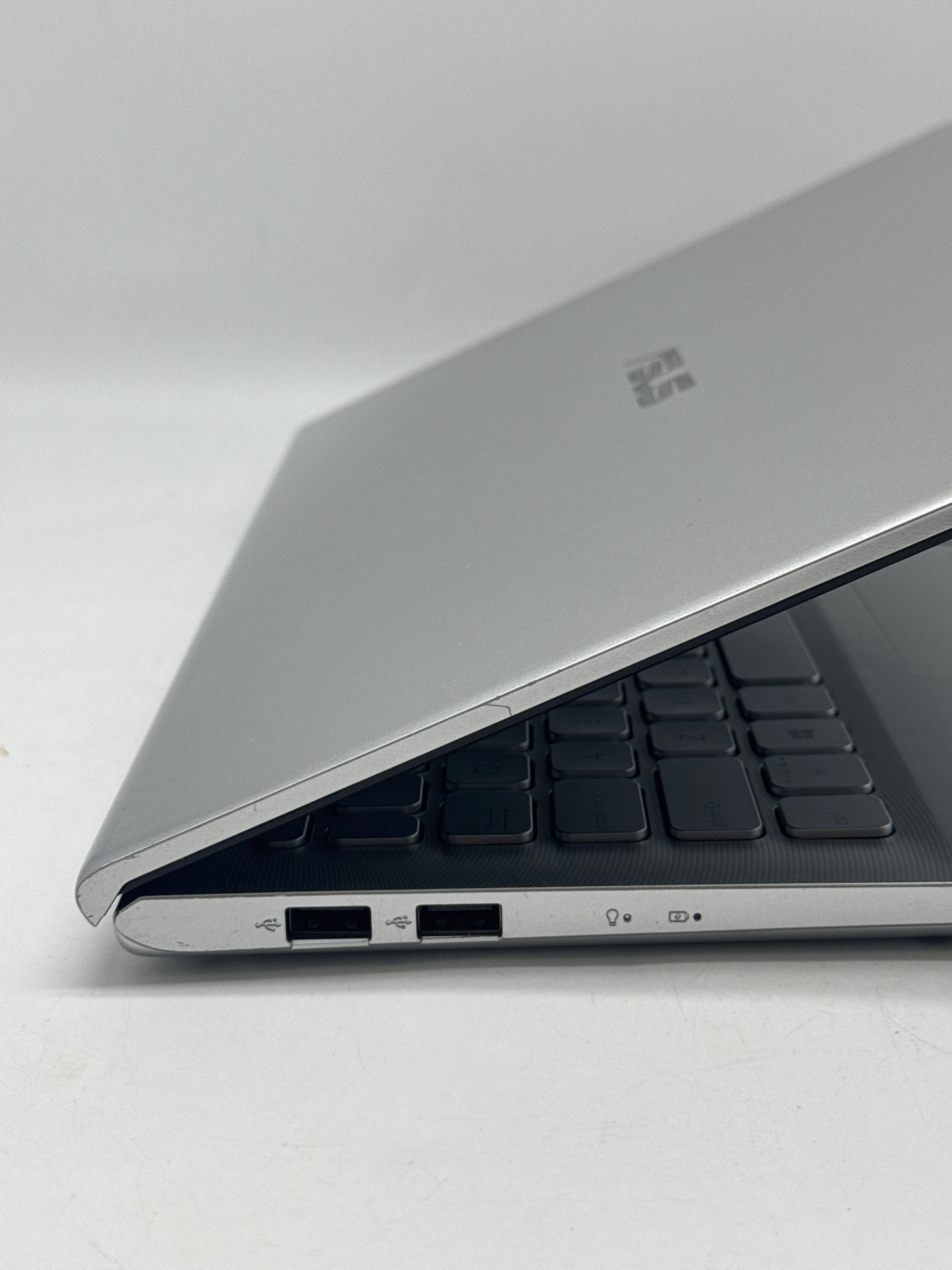 ASUS VIVOBOOK x512d  Ryzen 7 3700u 12GB RAM 512GB SSD Windows 11