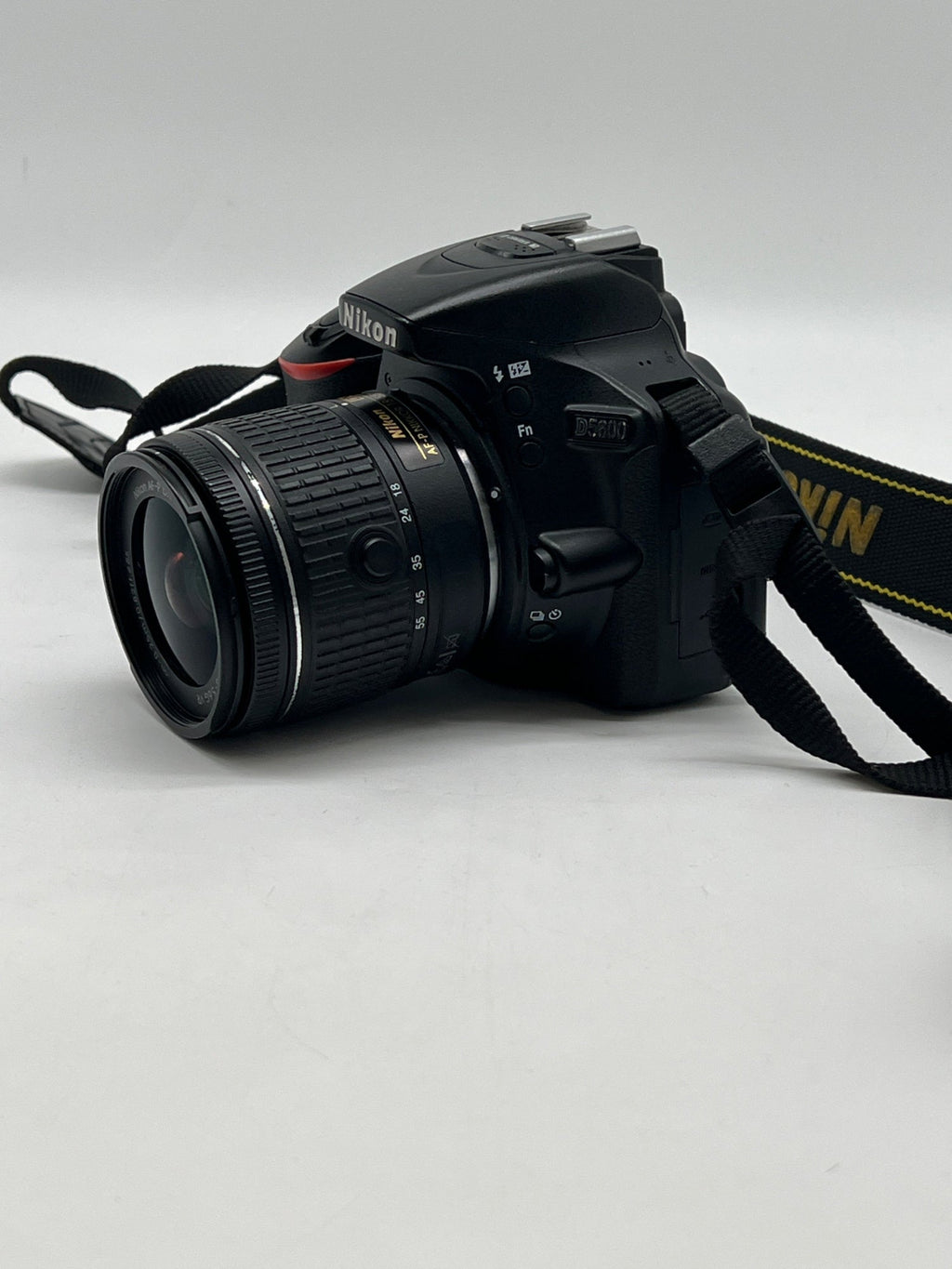 Nikon D5600 Digital SLR Camera Black 24.2 MP With Lens - Used