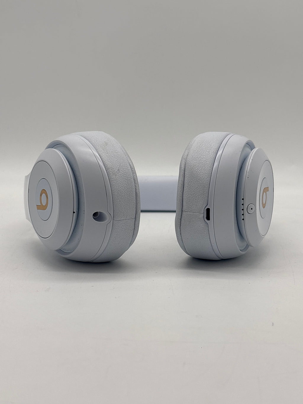 Beats Studio3 Wireless Over-Ear Headphones White with Carrying Case