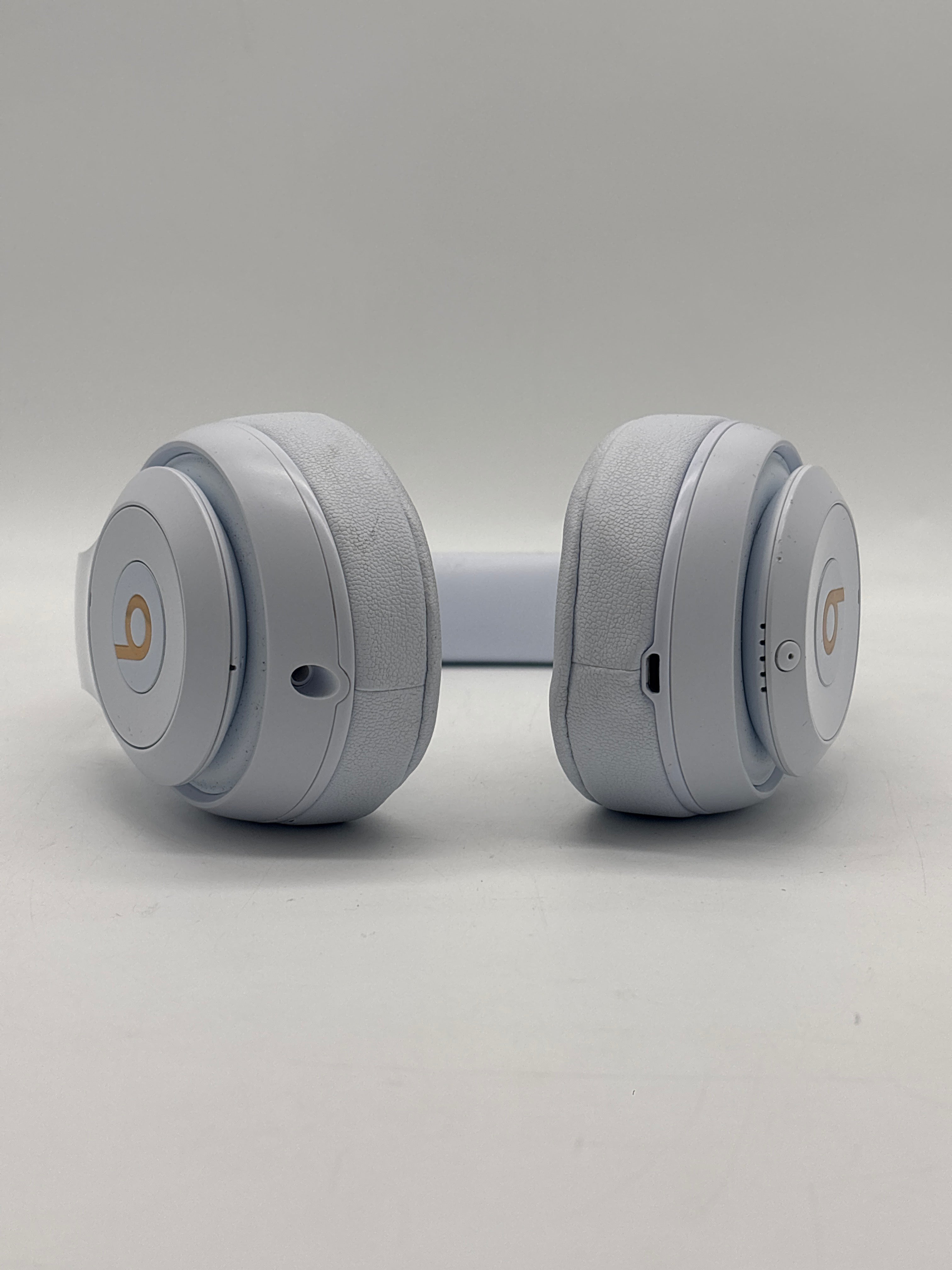 Beats Studio3 Wireless Over-Ear Headphones White with Carrying Case