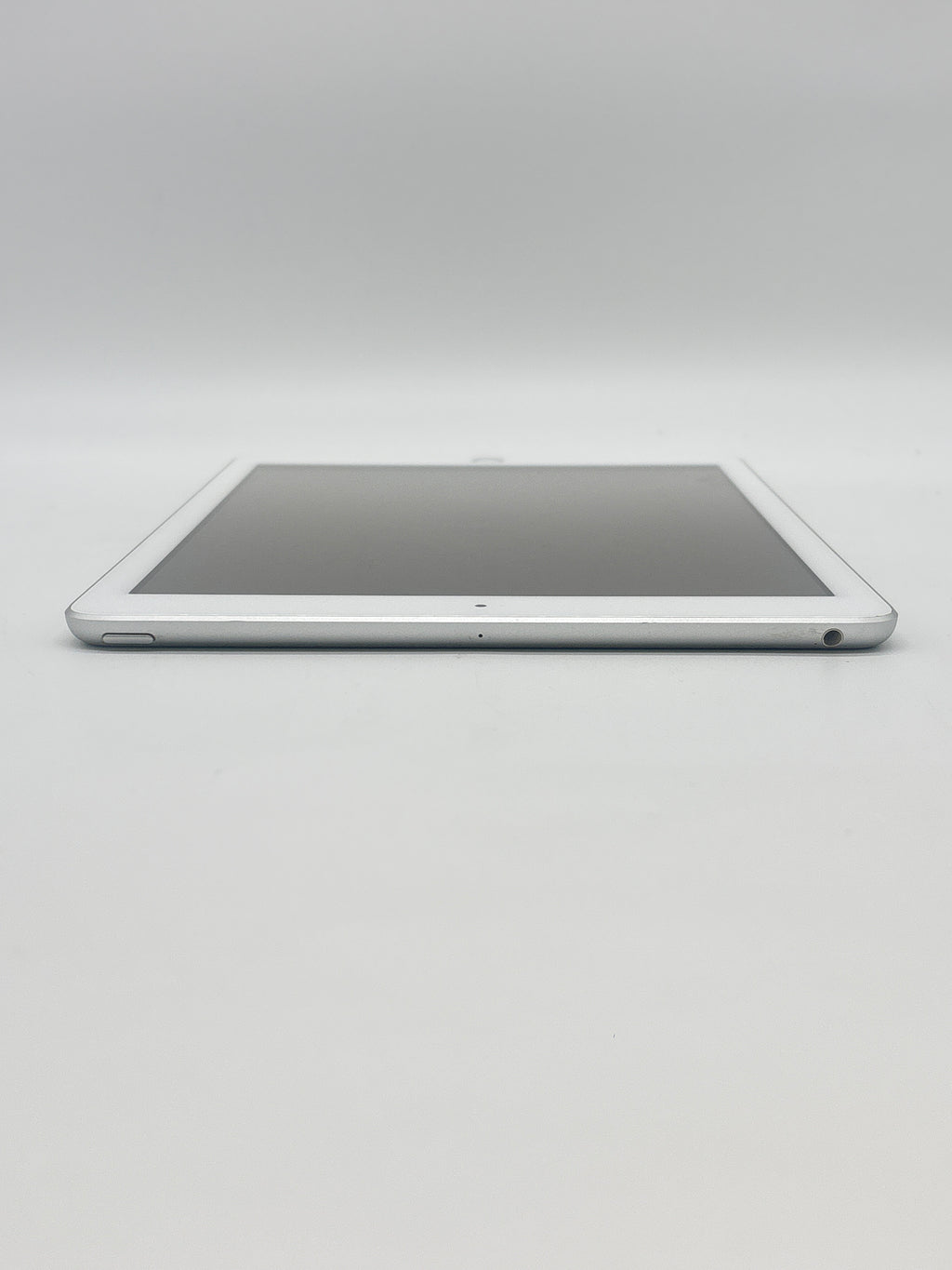 Apple iPad 5th Gen A1822 9.7 in 128 GB Silver Wi-Fi Unlocked Used
