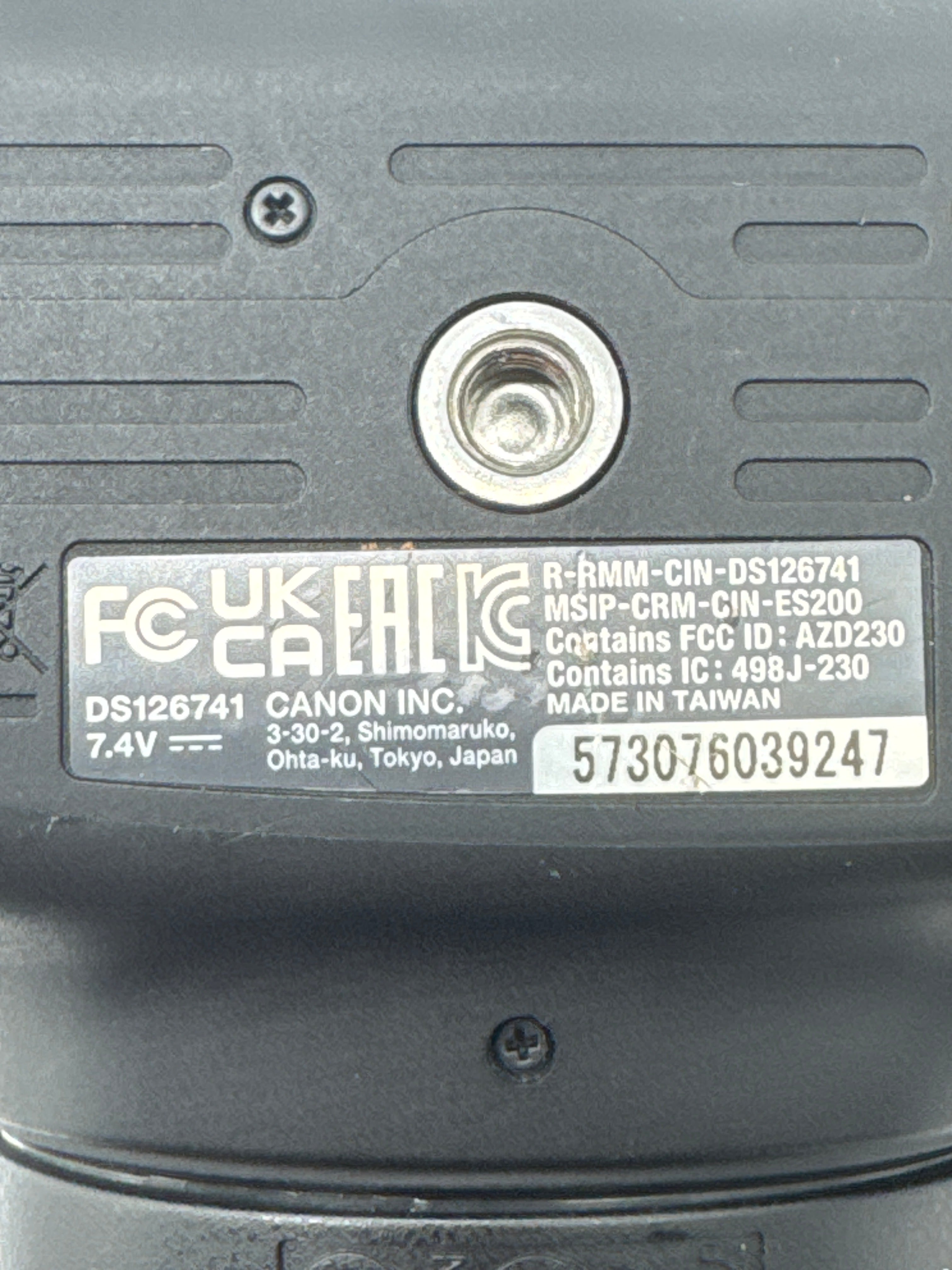 Canon EOS 2000D Digital Camera + 2 batteries + Battery Charger - Used