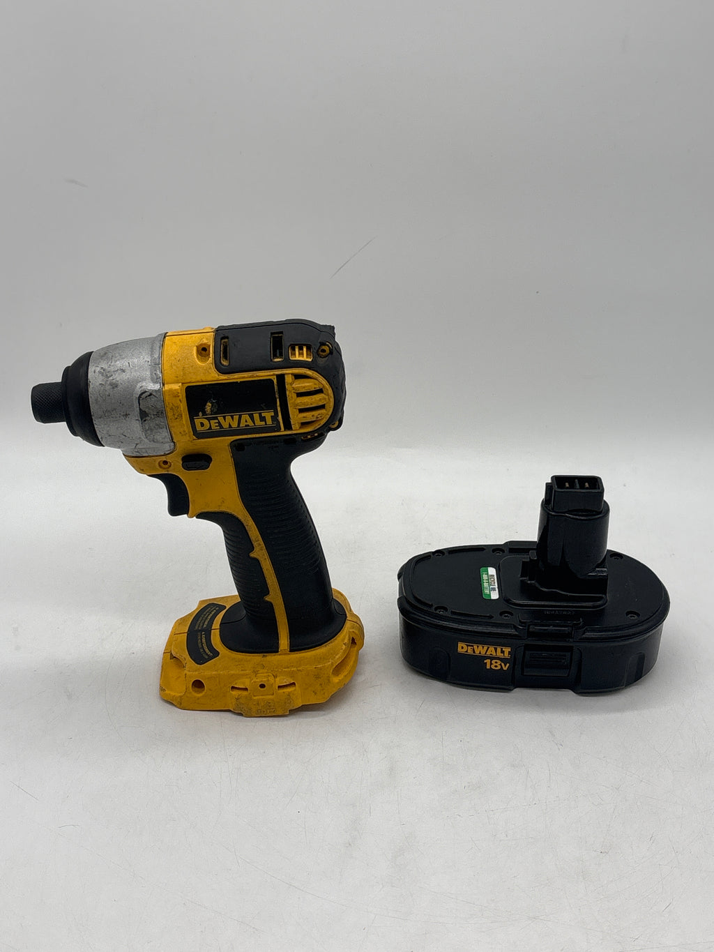 DEWALT DC825 1/4 in Cordless Impact Driver 18V Battery Included