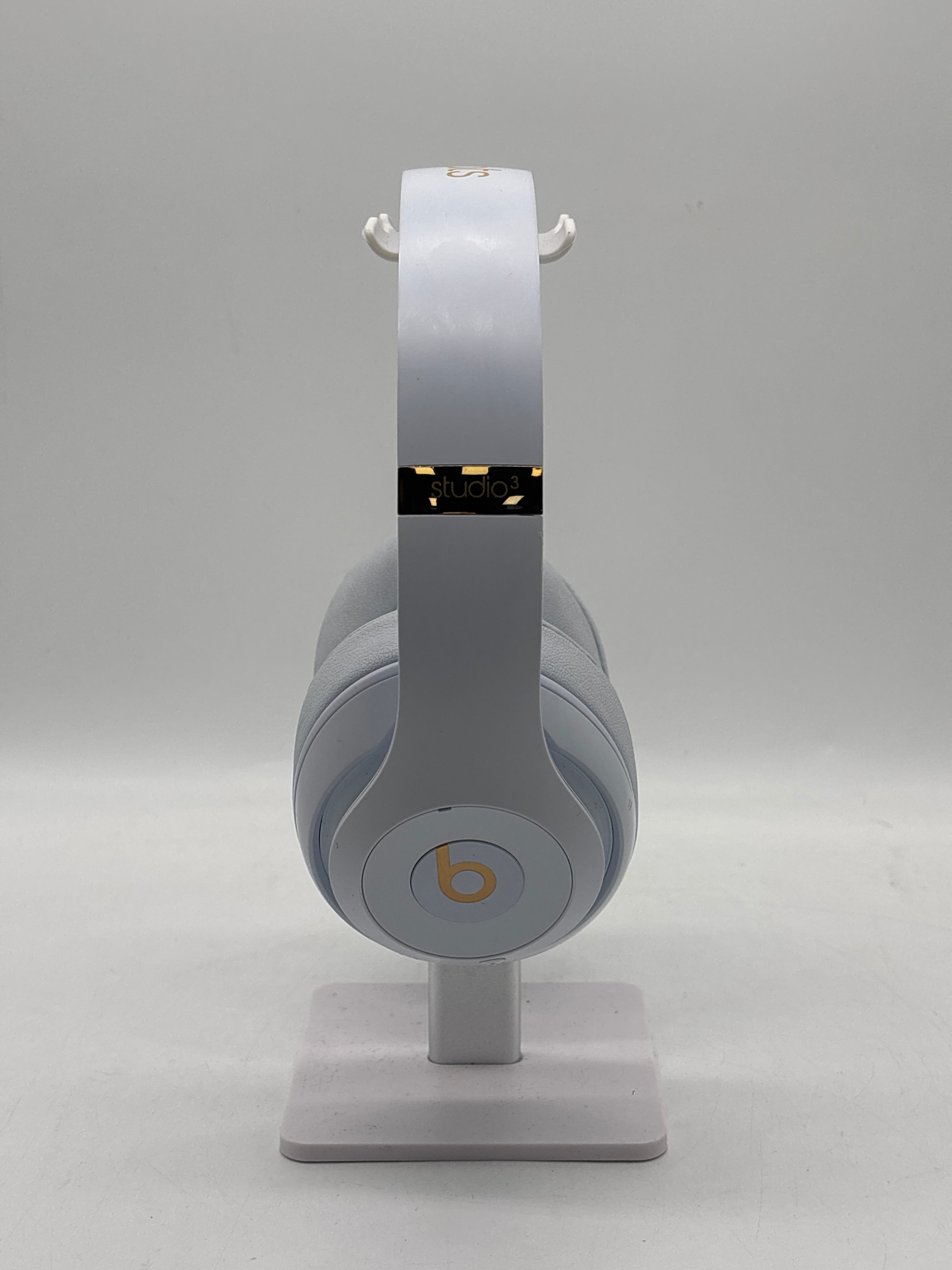 Beats Studio3 Wireless Over-Ear Headphones White with Carrying Case