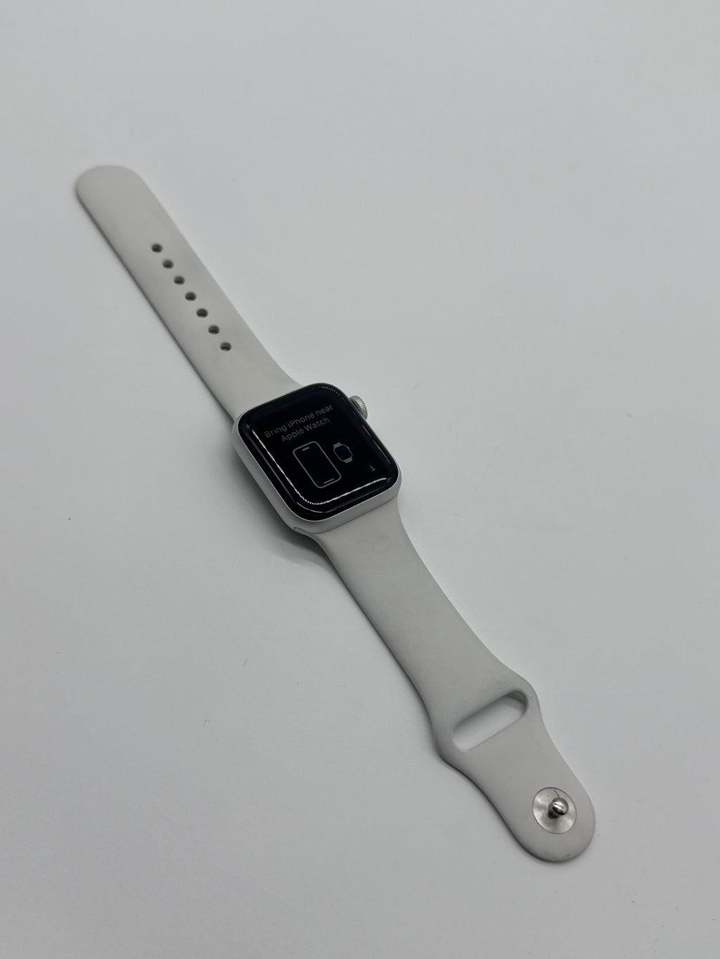 Apple Watch SE 1st Gen 40MM GPS Silver A2351 with White Sport Band