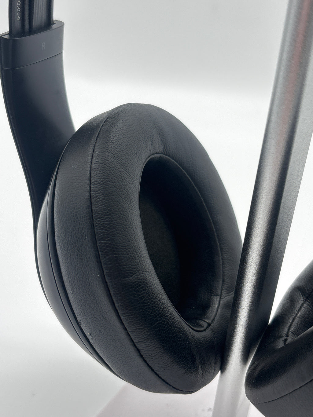 Beats Studio3 Wireless Noise Cancelling Over-Ear Headphones Black A1914 - Used