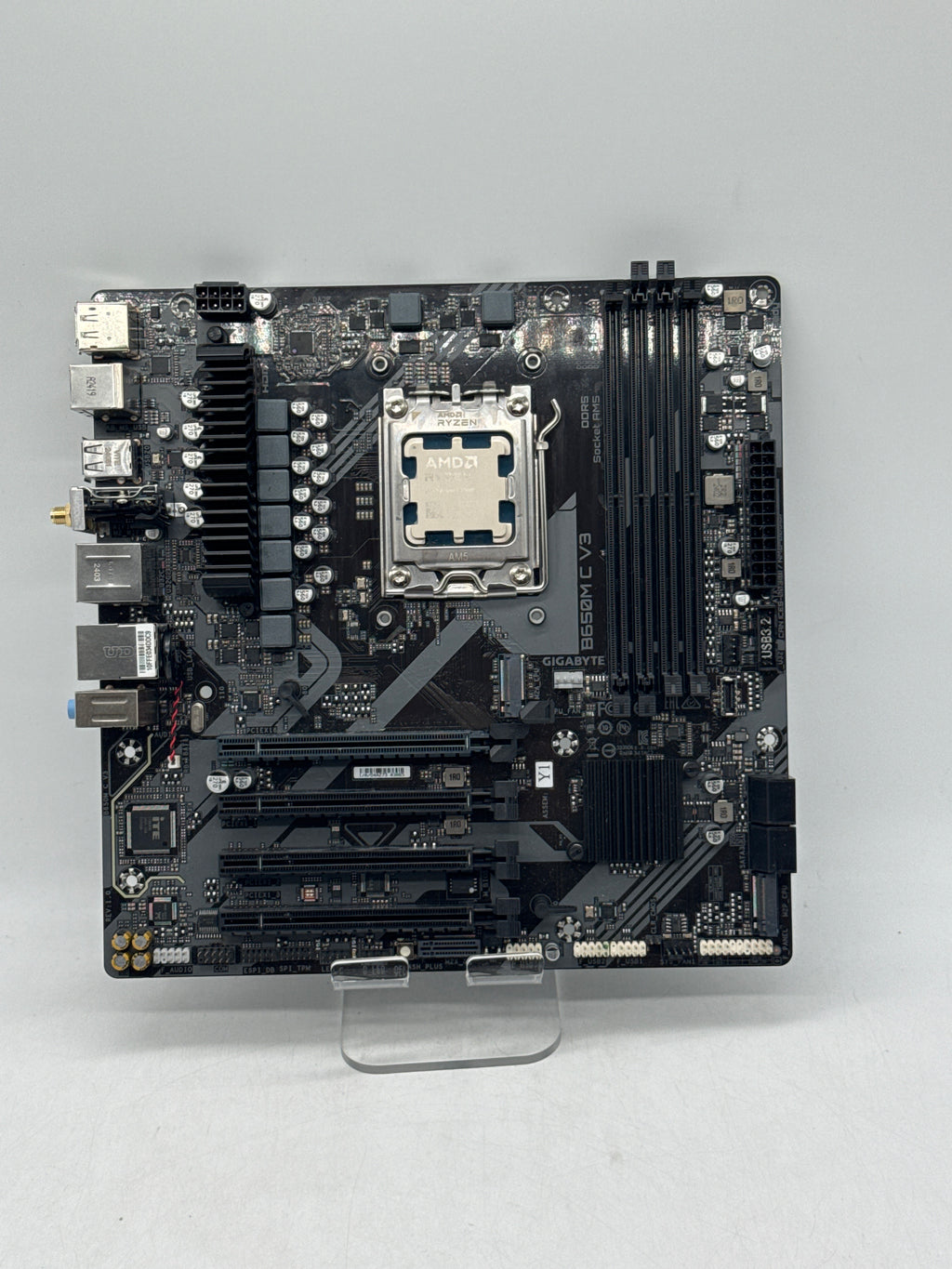 Gigabyte B650M C V3 AM5 DDR5 W/ AMD Ryzen 7 8700F - Used