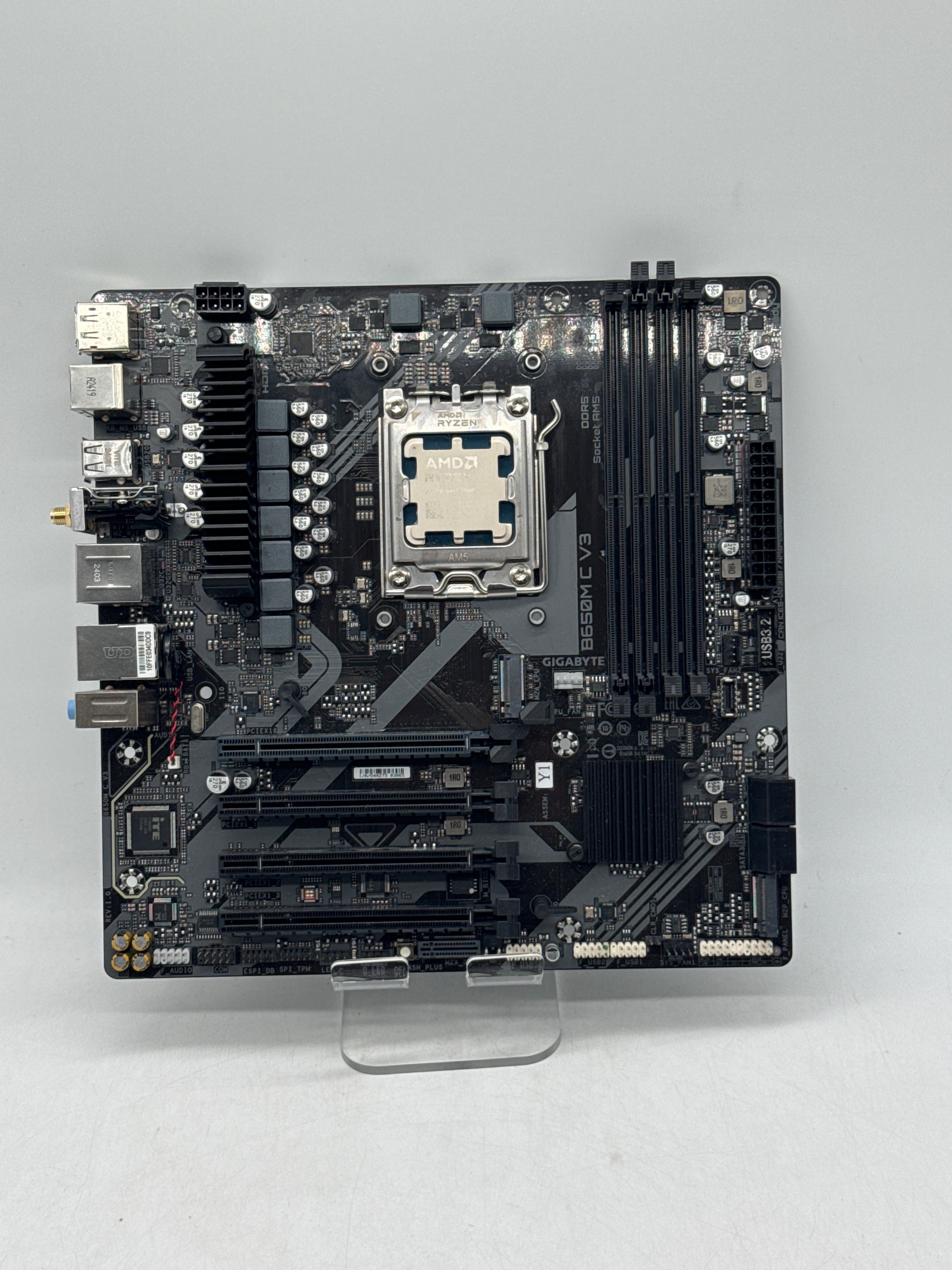 Gigabyte B650M C V3 AM5 DDR5 W/ AMD Ryzen 7 8700F - Used