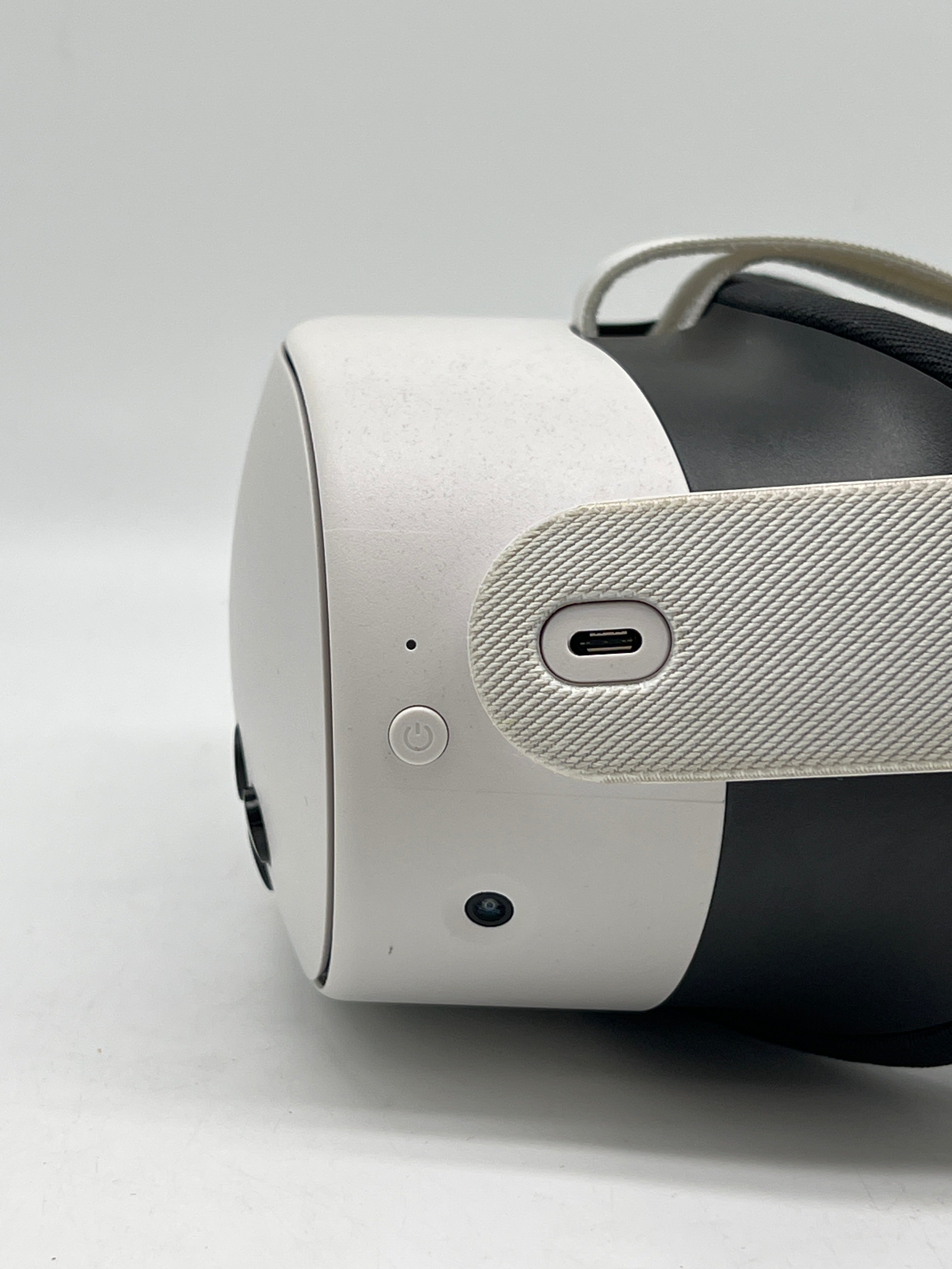 Meta Quest 3S 128GB VR Headset with 2 Wireless Touch Controllers For Parts (Remotely Managed)