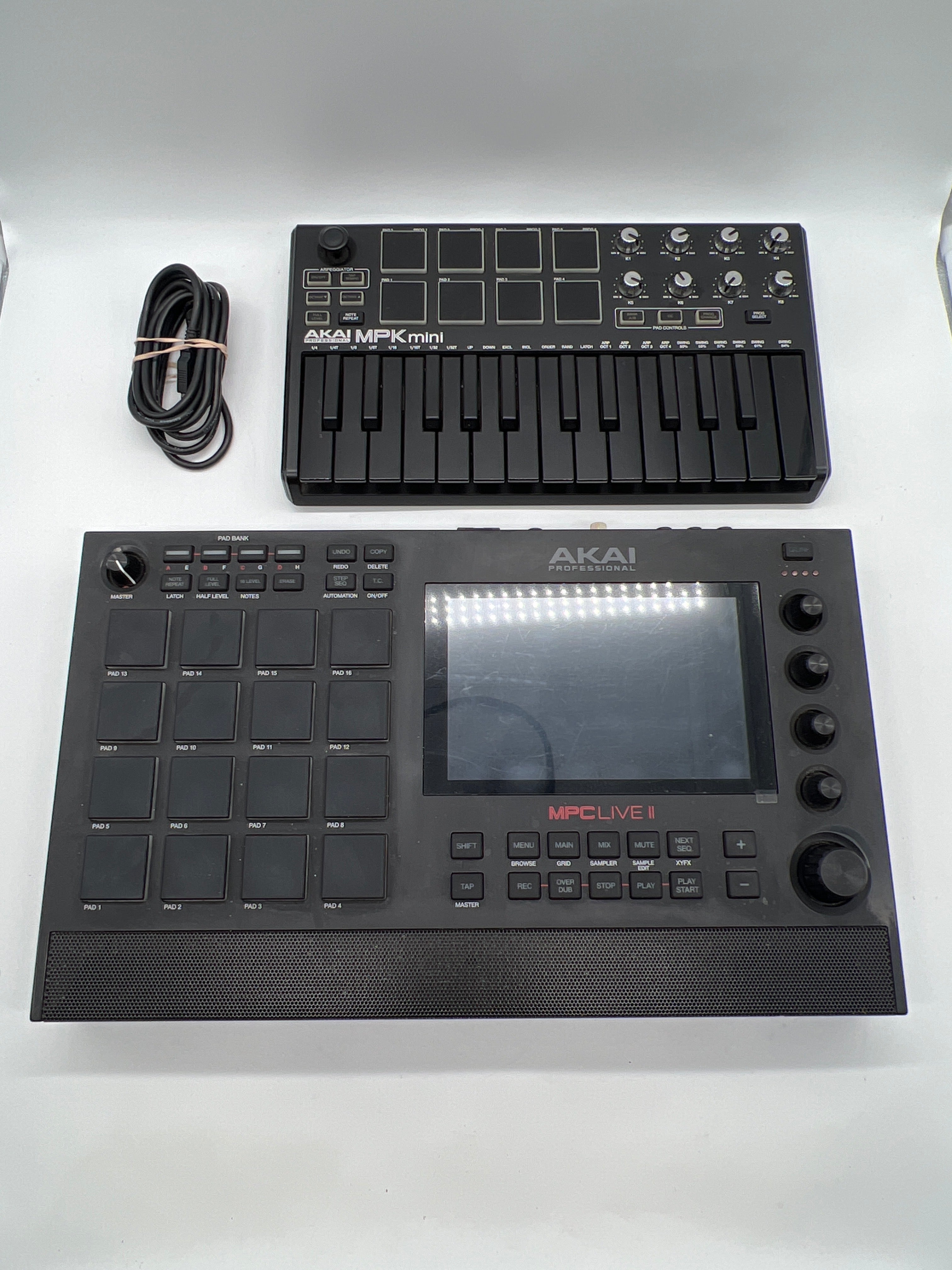 AKAI MPC LIVE 2 Akai MPC LIVE II Standalone Production Center w/ AKAI MPK Mini - Used