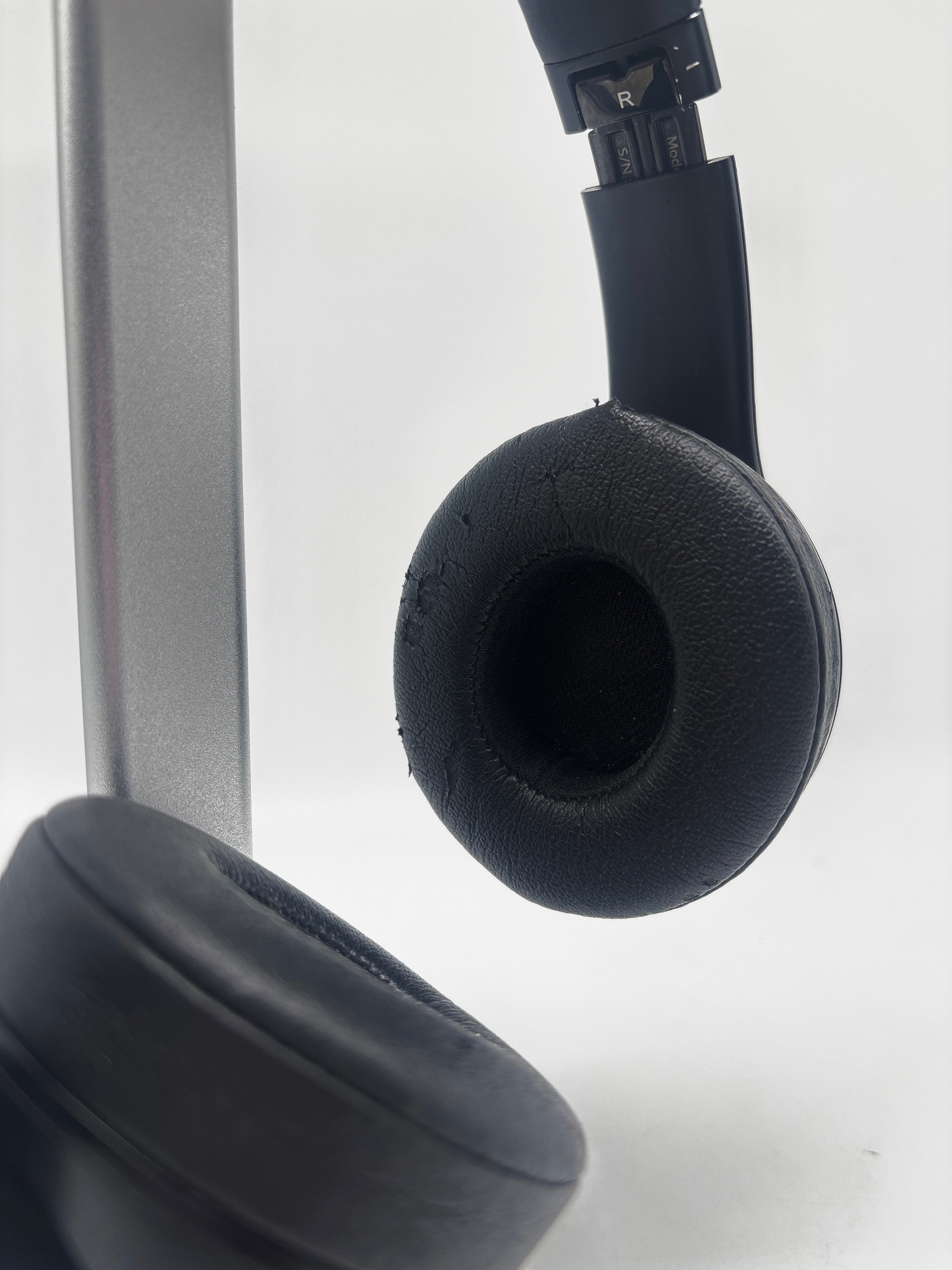 Beats Solo 3 Headphones Black - For Parts(No Power)