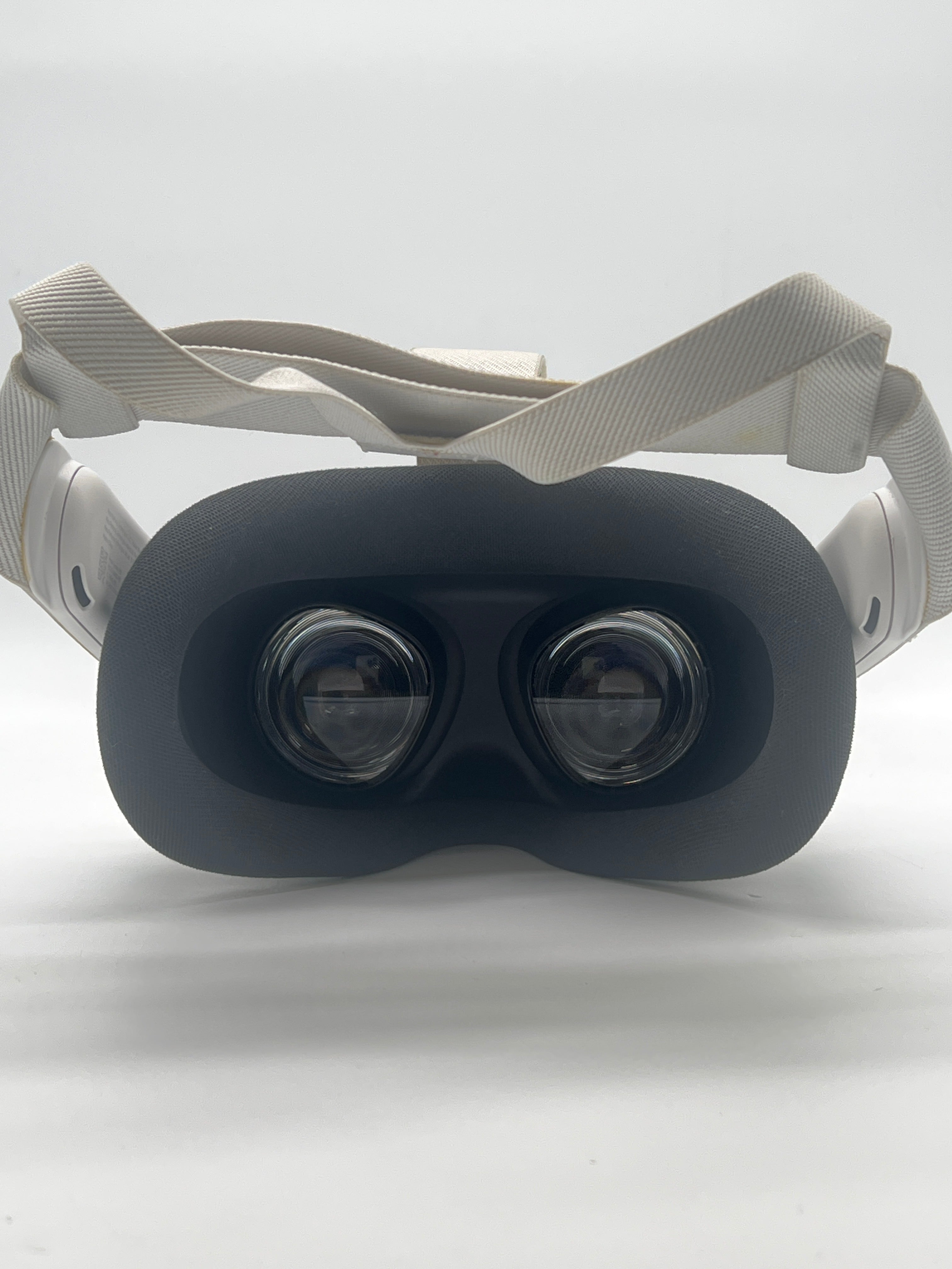 Meta Quest 3 VR Headset - For Parts - (Lens Issue)