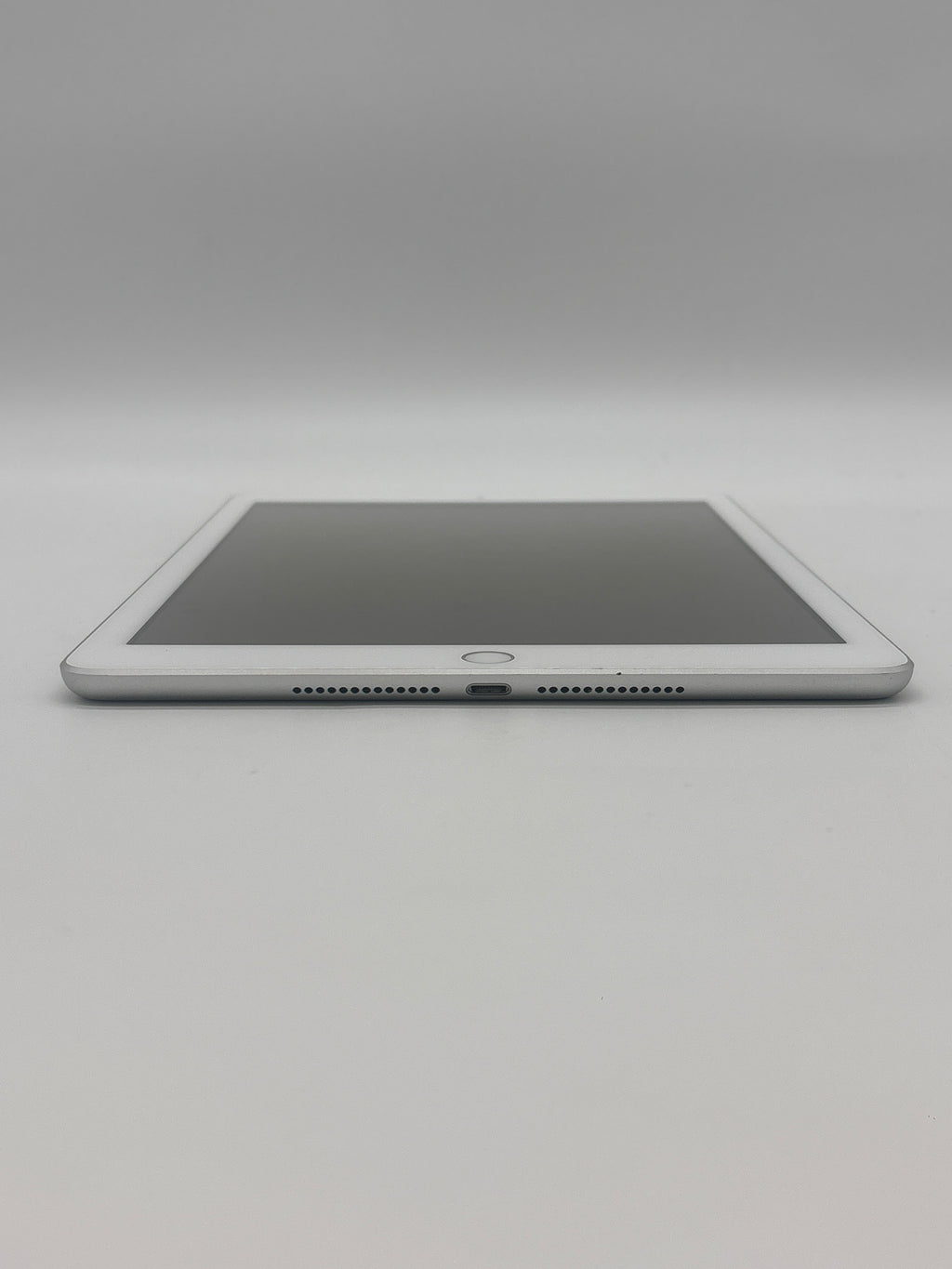 Apple iPad 5th Gen A1822 9.7 in 128 GB Silver Wi-Fi Unlocked Used