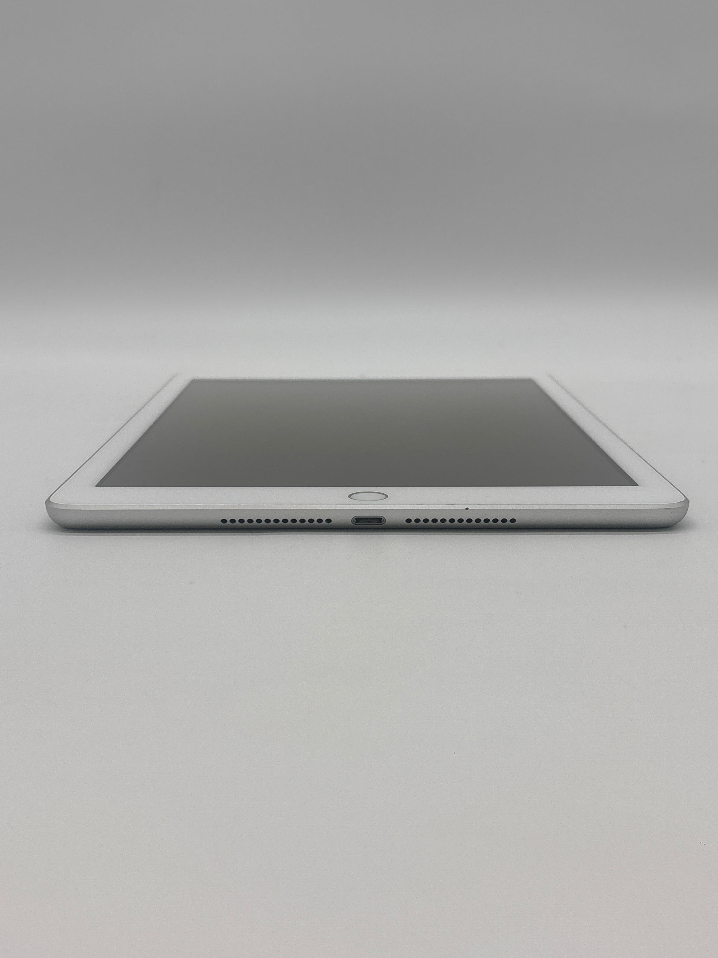 Apple iPad 5th Gen A1822 9.7 in 128 GB Silver Wi-Fi Unlocked Used