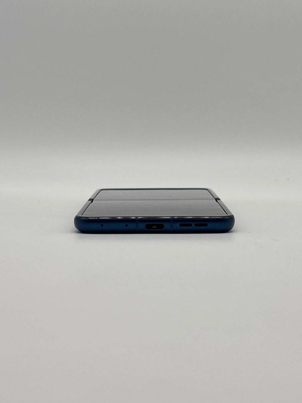 Motorola Razr 2025 256 GB w/ Box - For Parts (Visible by Verizon Compatible)