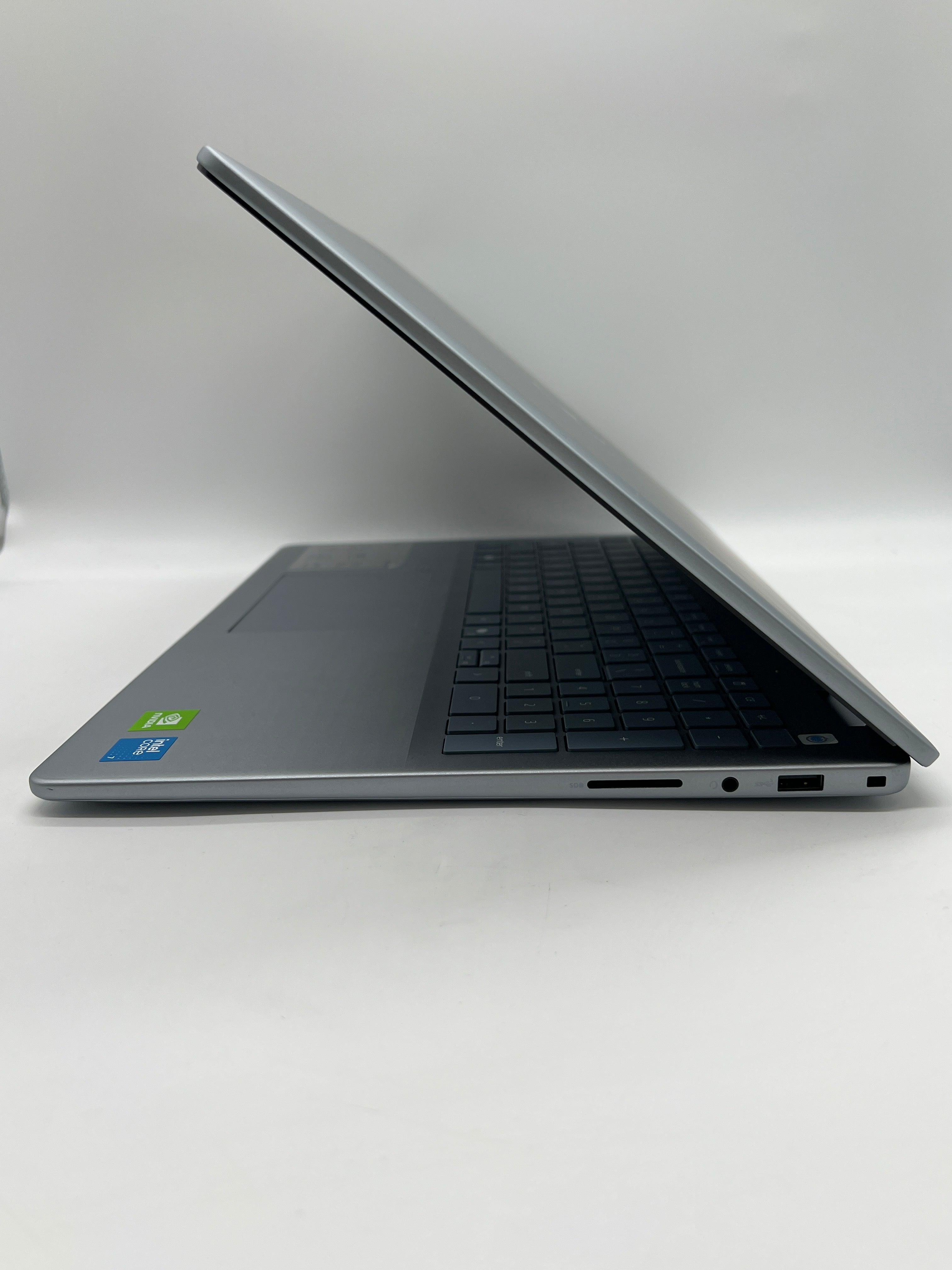 Dell Inspiron 16 Intel Core 7 32GB RAM 1TB SSD Geforce MX570A