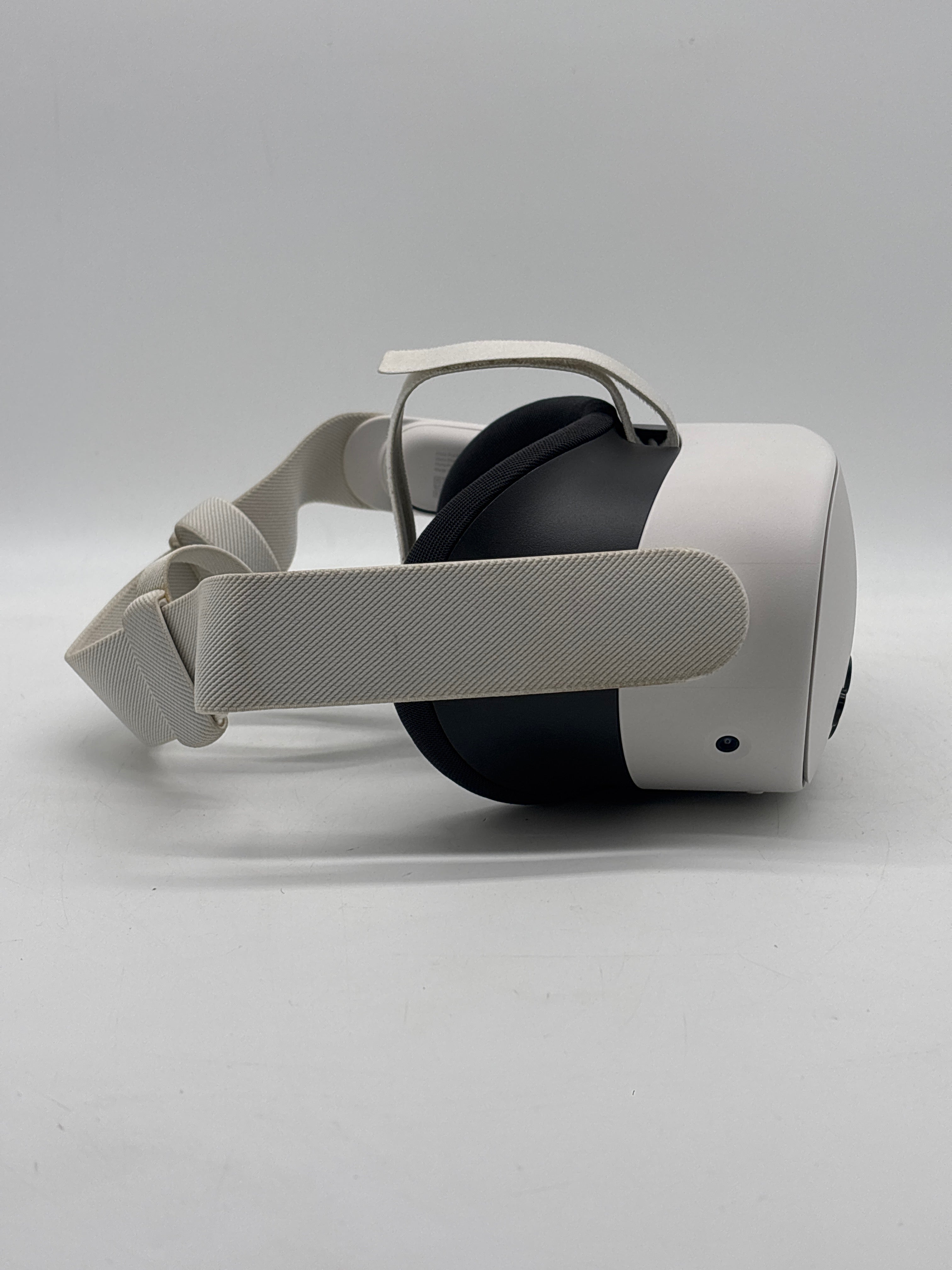Meta Quest 3S 128GB Standalone All-in-One VR Headset P97