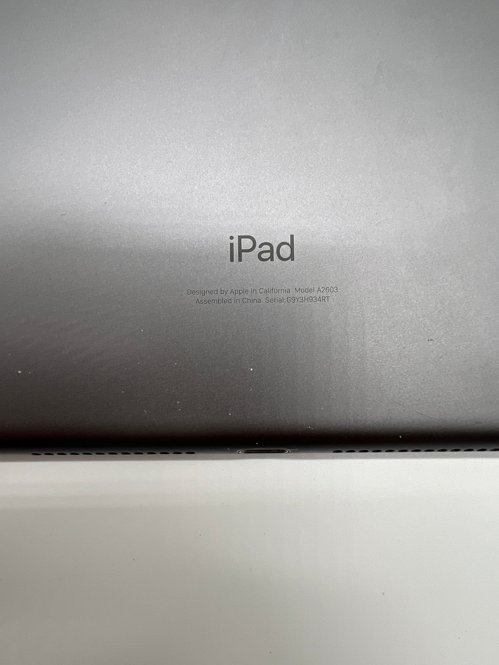 Apple iPad 9th Generation 10.2 in A2603 256GB Wi-Fi + Cellular Broken Screen Untested For Parts