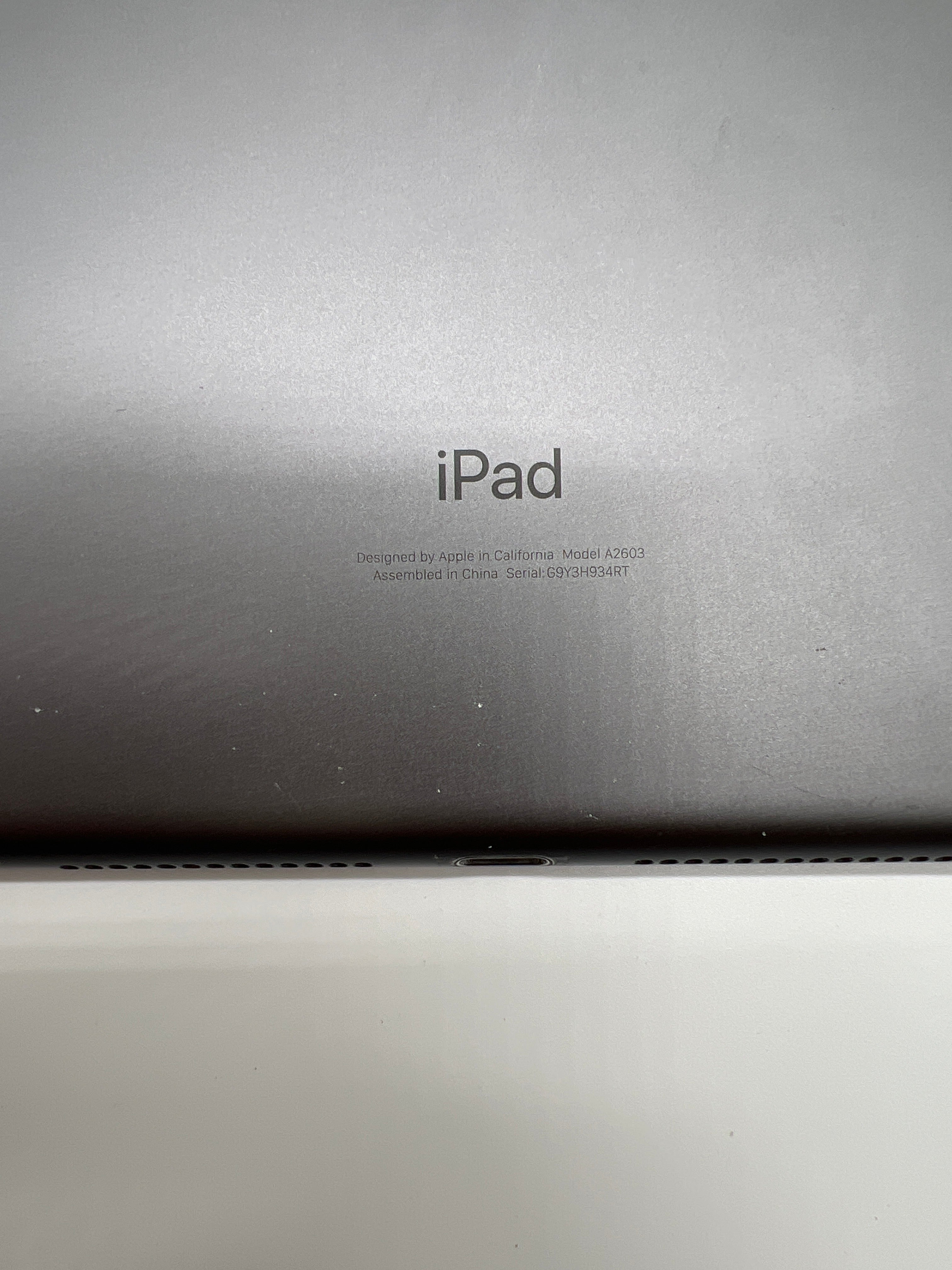Apple iPad 9th Generation 10.2 in A2603 256GB Wi-Fi + Cellular Broken Screen Untested For Parts