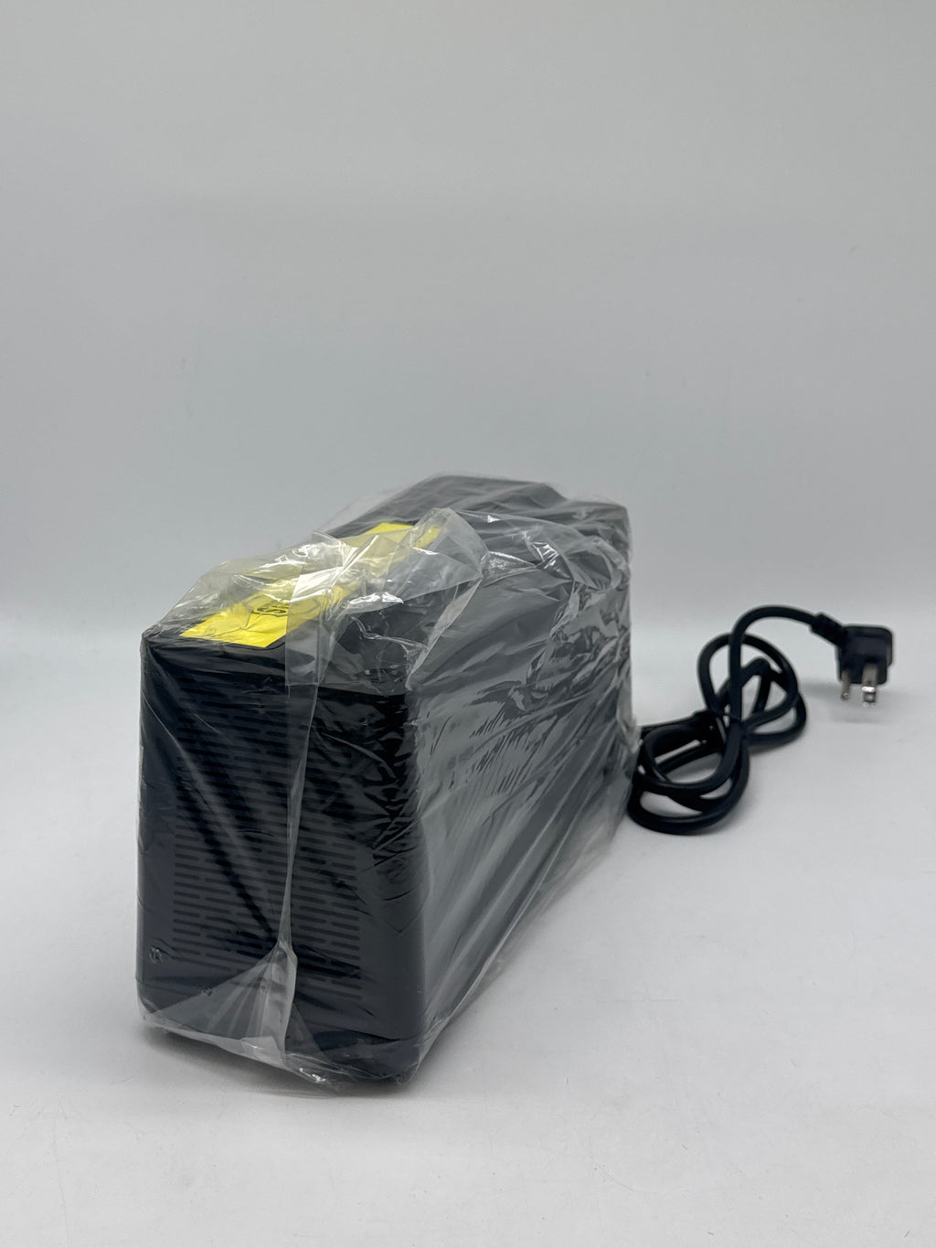 APC Back-UPS BE600M1 600 VA 330W New open box