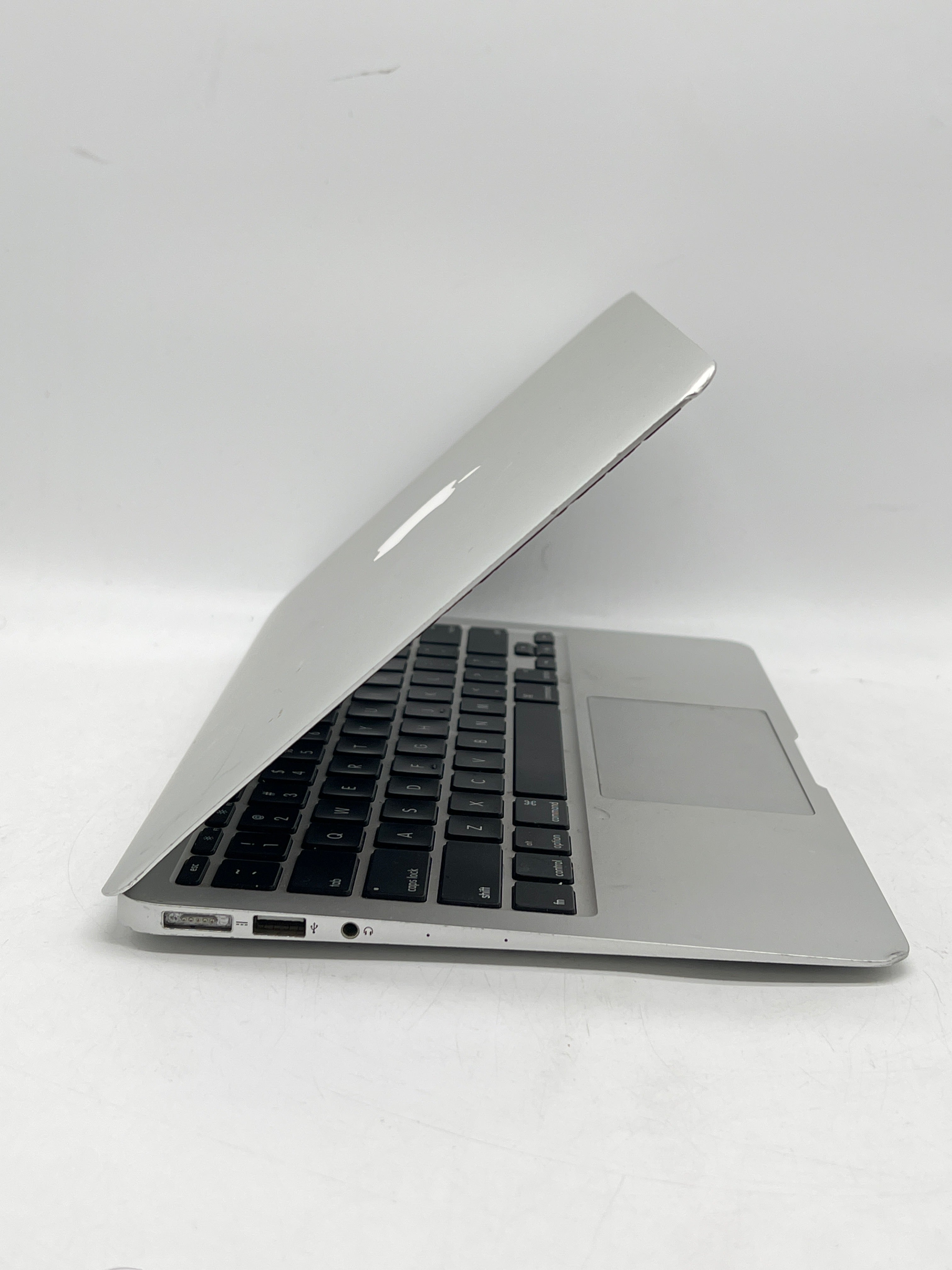 MacBook Air A1465 i5 4GB RAM 128GB SSD - Used
