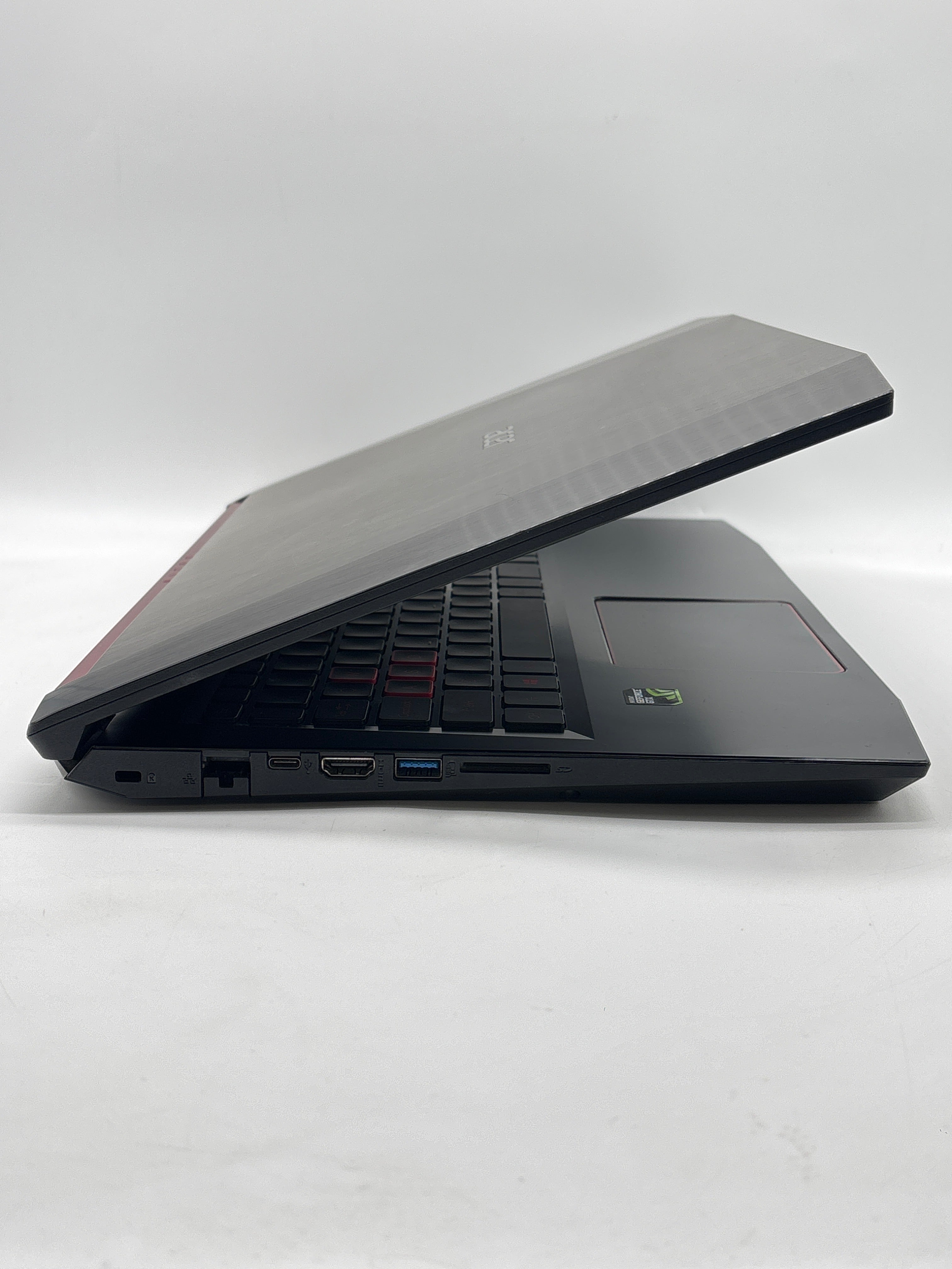 Acer Nitro 5 N17C1 15.6" i5-8300H 8GB RAM 1TB HDD GTX 1050