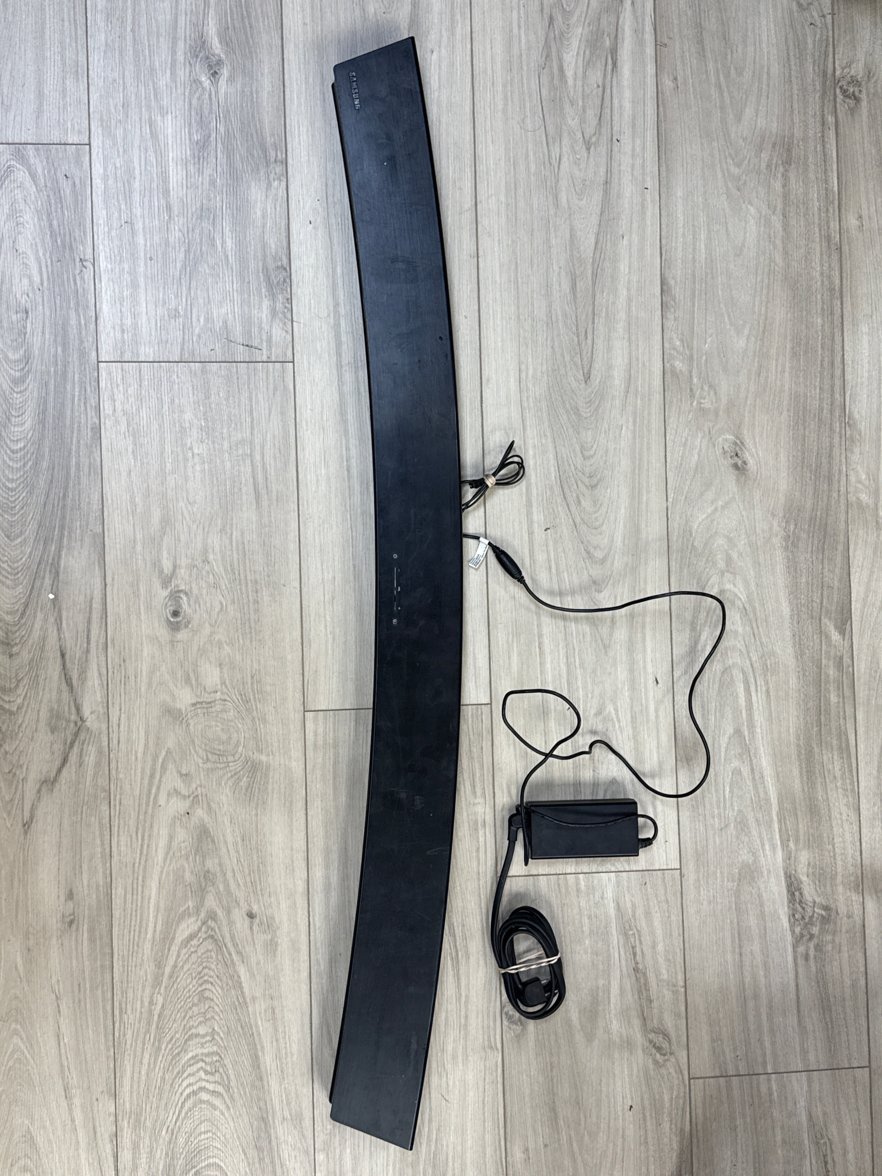 Samsung HW-J4000 / PS-WJ4000 2.1 Channel Soundbar & Wireless Subwoofer