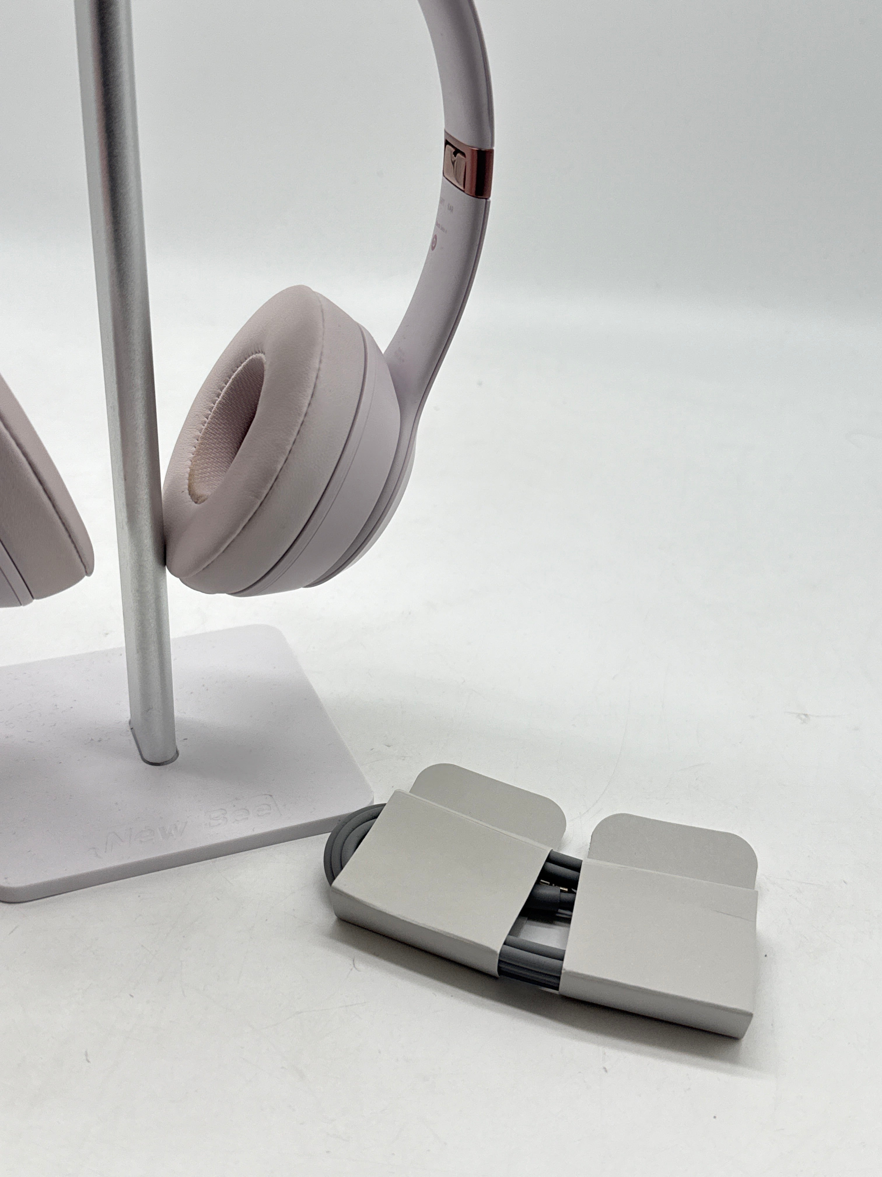 Beats Solo 4 Bluetooth Wireless On-Ear Headphones Pink - Used