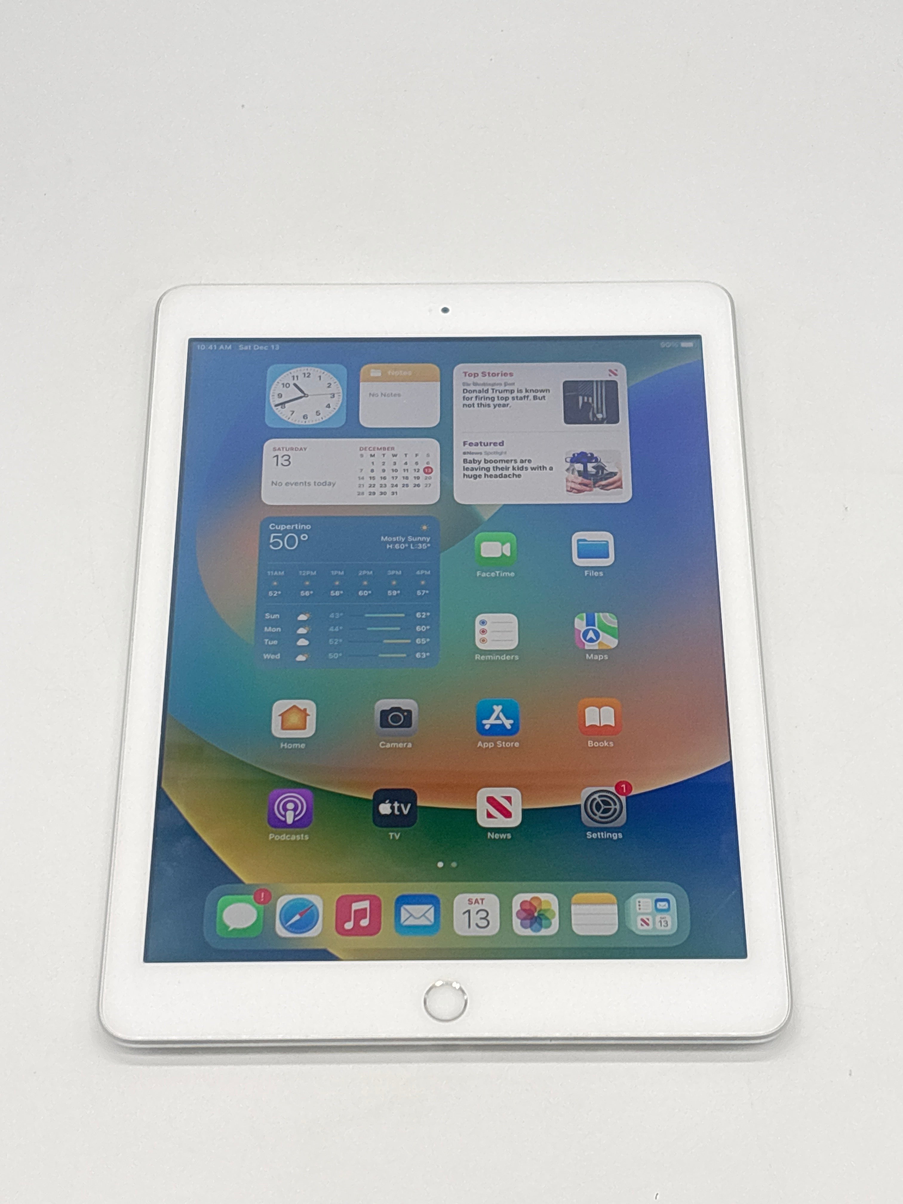 Apple iPad 5th Gen A1822 9.7 in 128 GB Silver Wi-Fi Unlocked Used