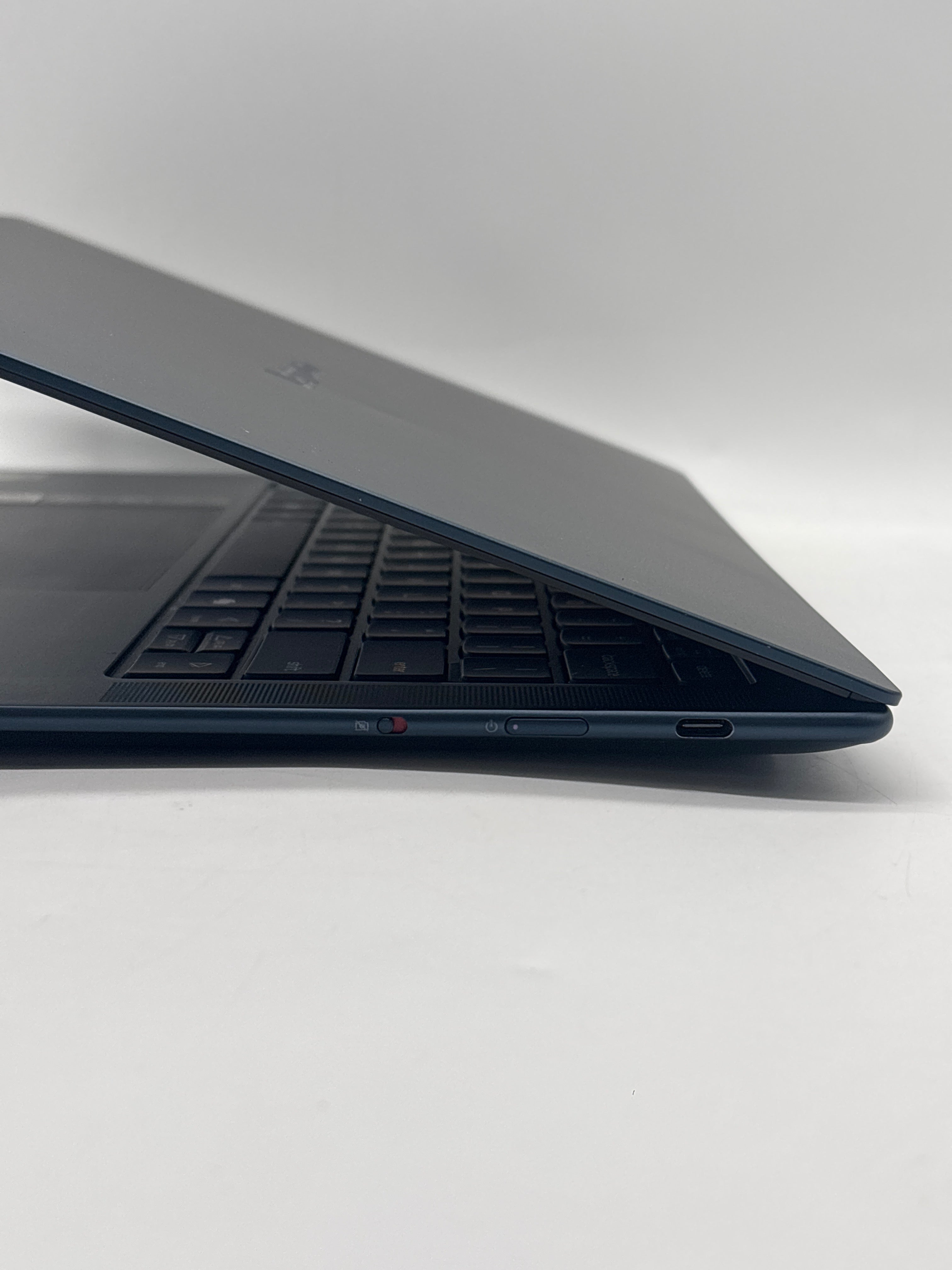 Lenovo Yoga Slim 7 14Q8X9 Snapdragon X Elite X1E78100 16GB RAM 512GB SSD